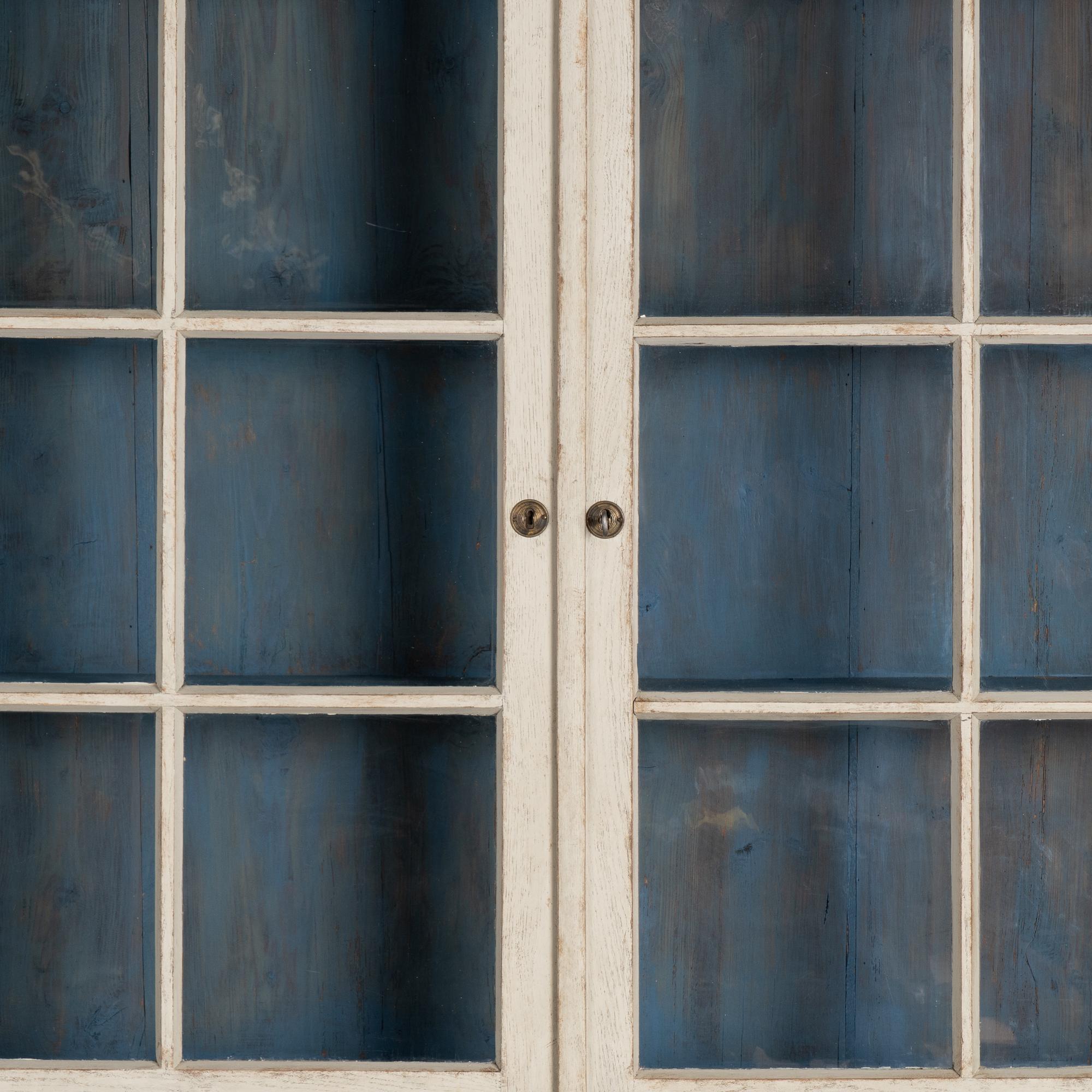 Großer weißer Vitrinenschrank mit Glastüren, Schweden um 1840-60 1