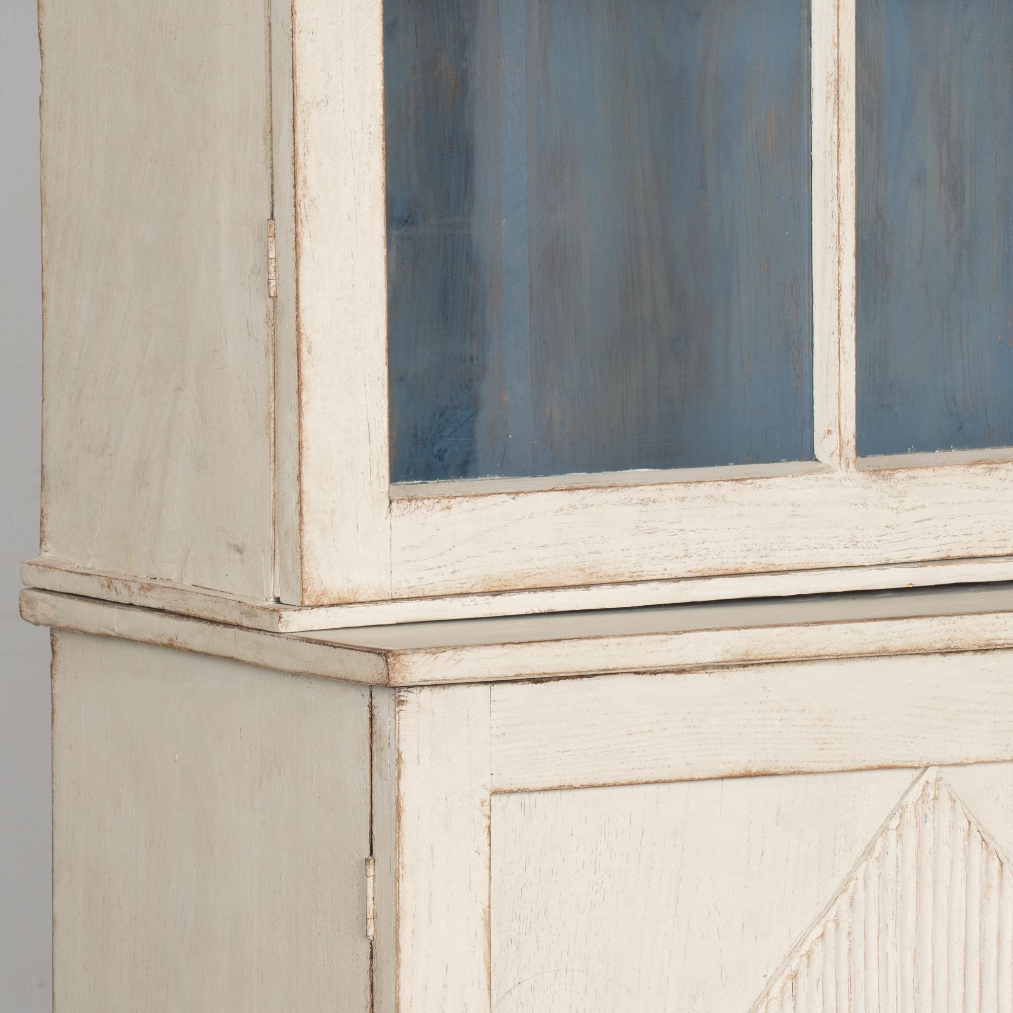Großer weißer Vitrinenschrank mit Glastüren, Schweden um 1840-60 2