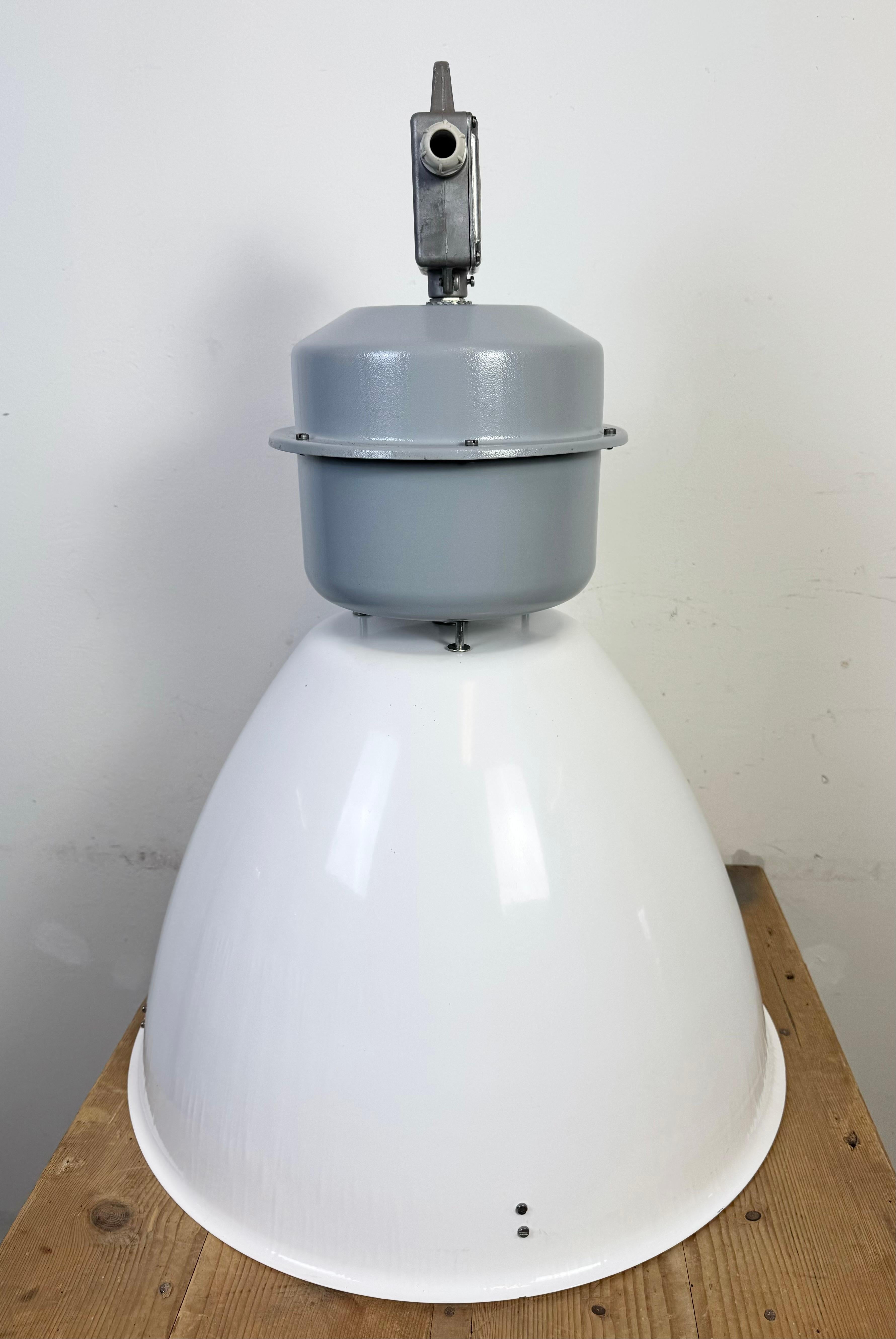 Grande lampada industriale a smalto bianco di Elektrosvit, anni '90 in vendita 3
