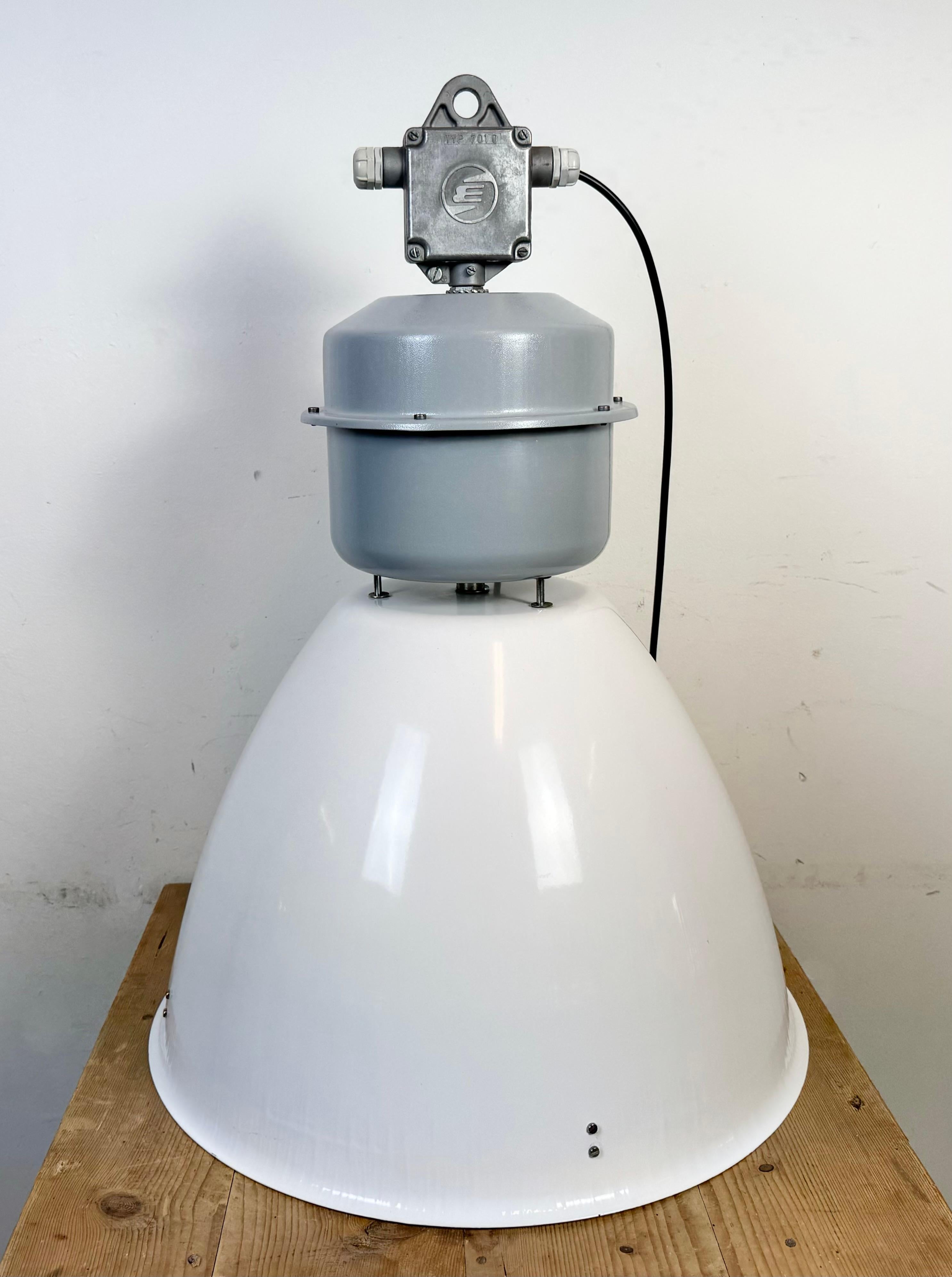Grande lampada industriale a smalto bianco di Elektrosvit, anni '90 in vendita 4