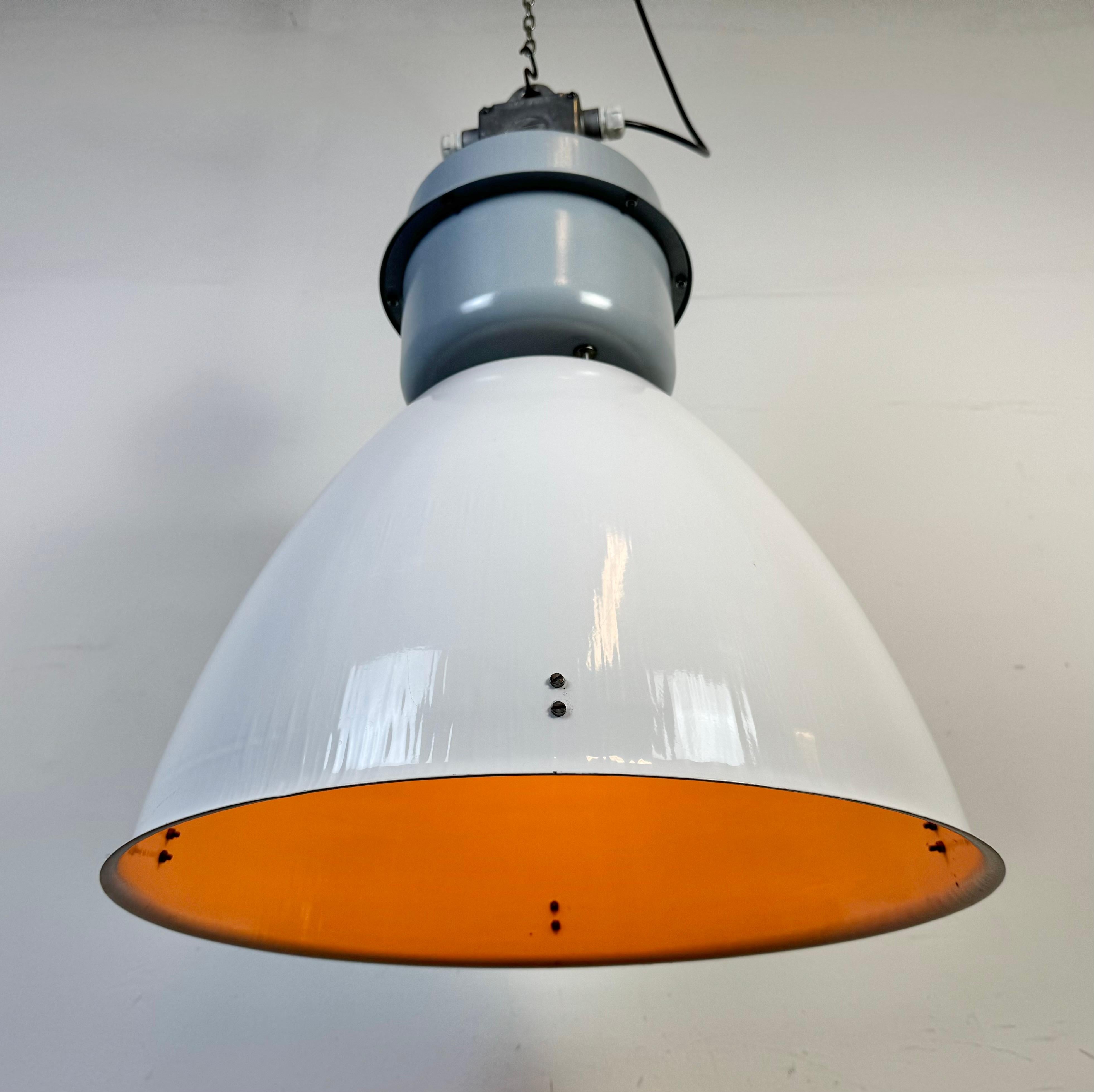 Grande lampada industriale a smalto bianco di Elektrosvit, anni '90 in vendita 5