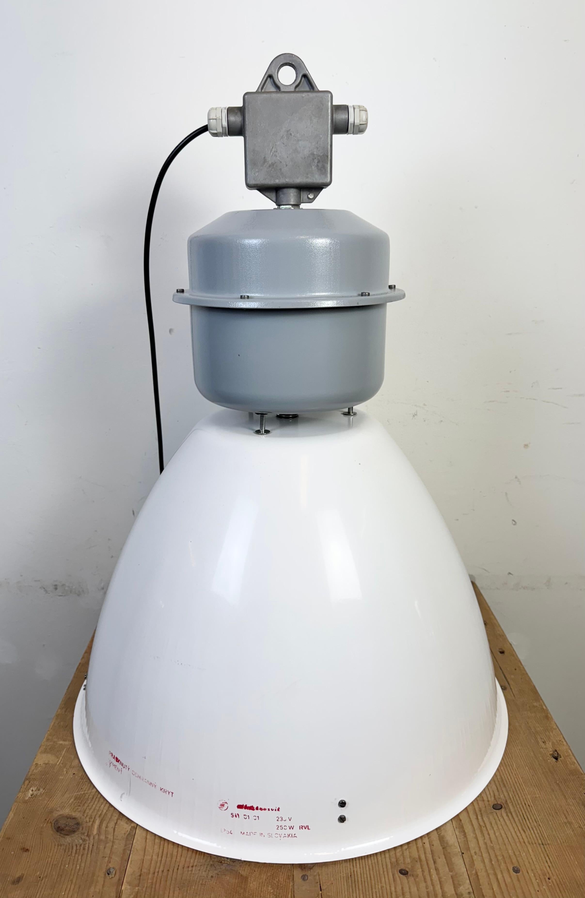 Grande lampada industriale a smalto bianco di Elektrosvit, anni '90 in vendita 6
