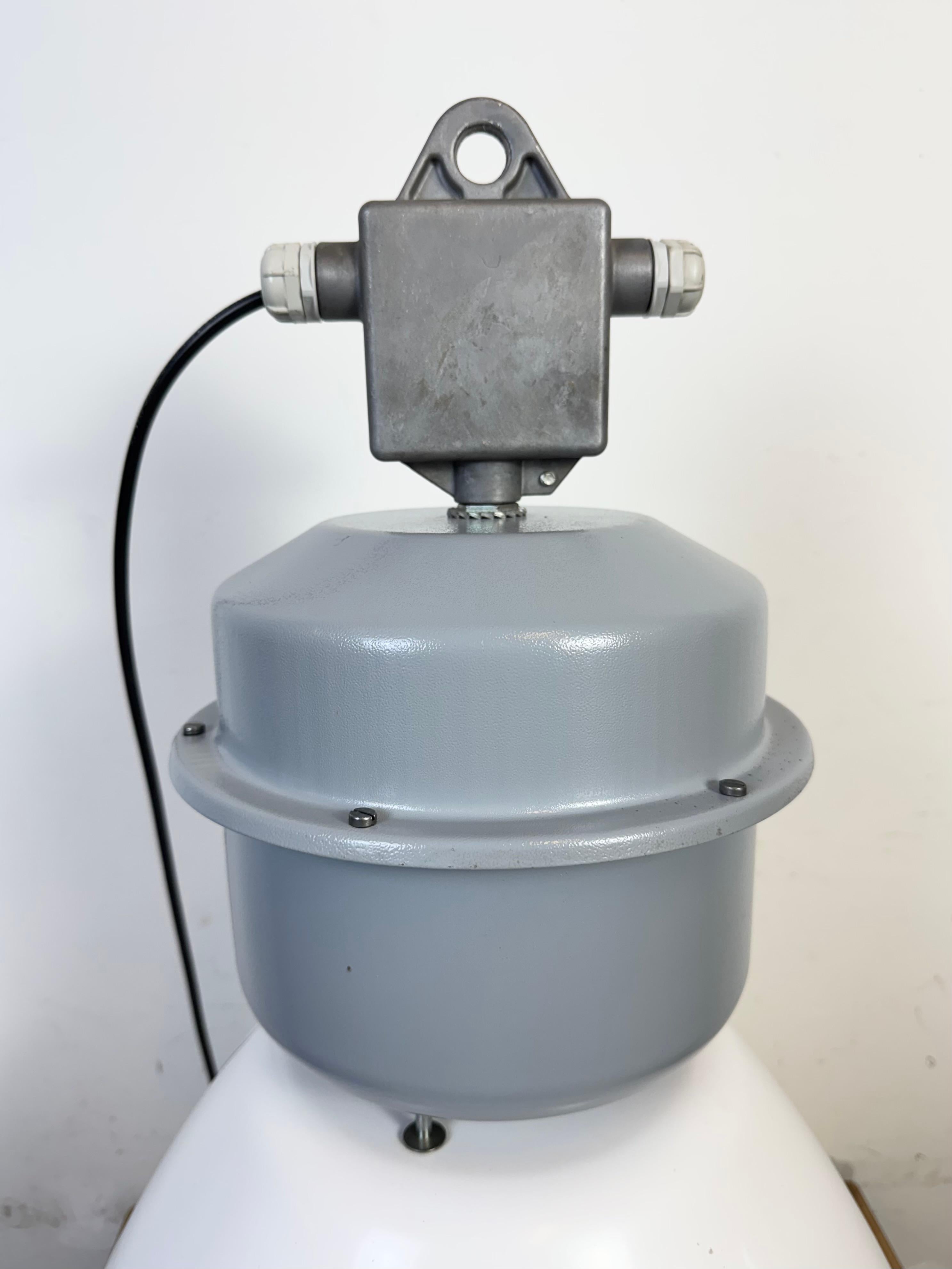 Grande lampada industriale a smalto bianco di Elektrosvit, anni '90 in vendita 9
