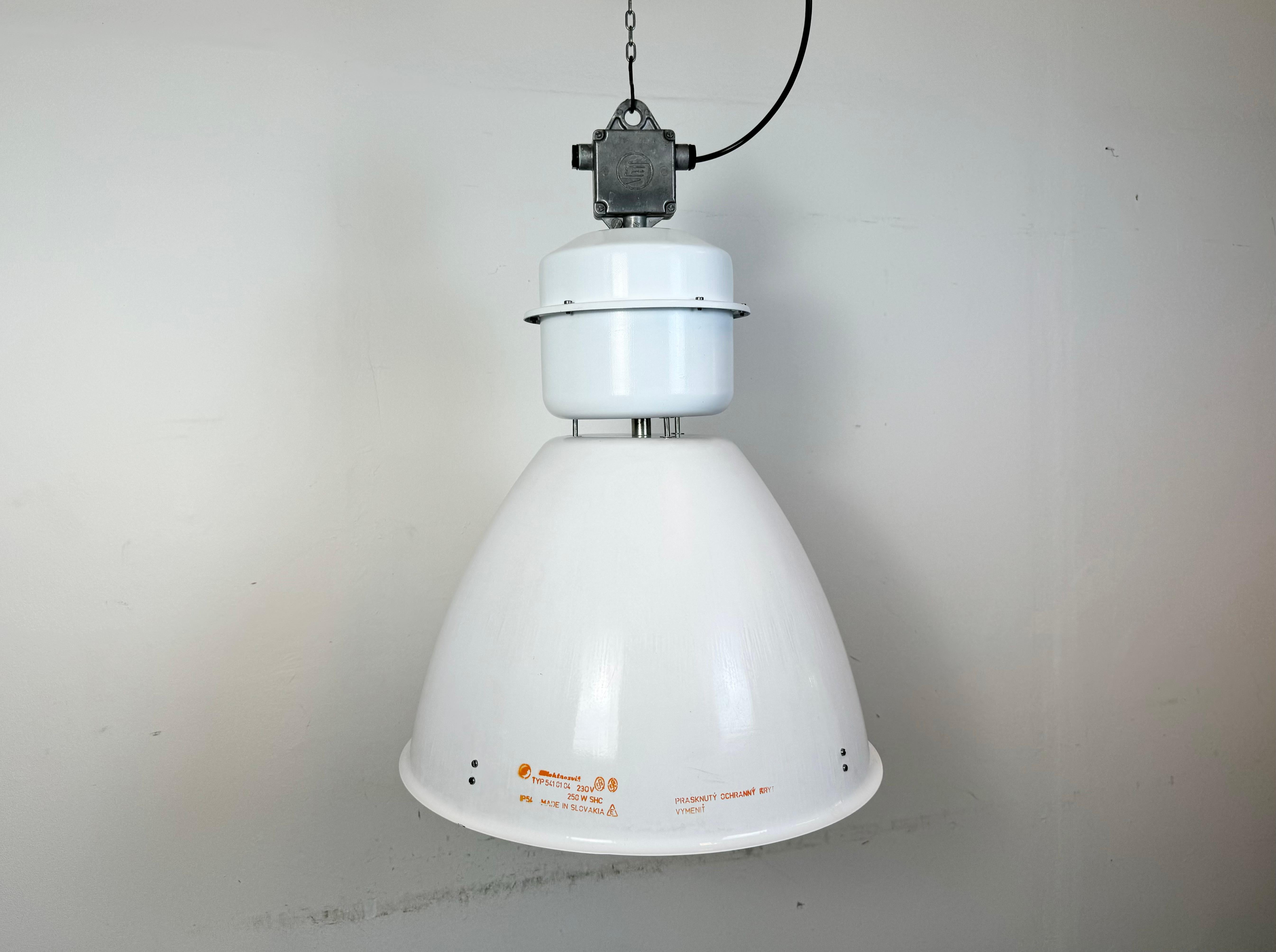This industrial pendant light was made by Elektrosvit in Slovakia during the 1990s. It features a white enamel shade and white painted top with cast aluminium box.
New porcelain socket requires standard E 27/ E26 lightbulbs . New wire. The weight of
