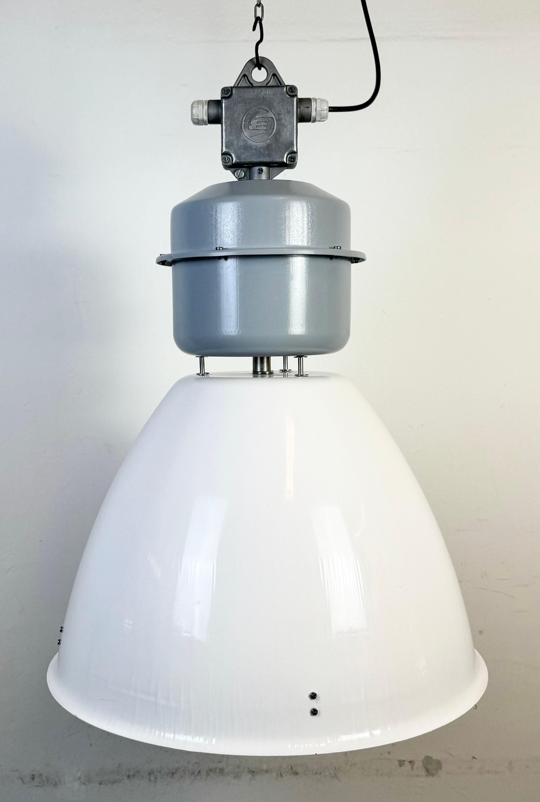 Industriale Grande lampada industriale a smalto bianco di Elektrosvit, anni '90 in vendita