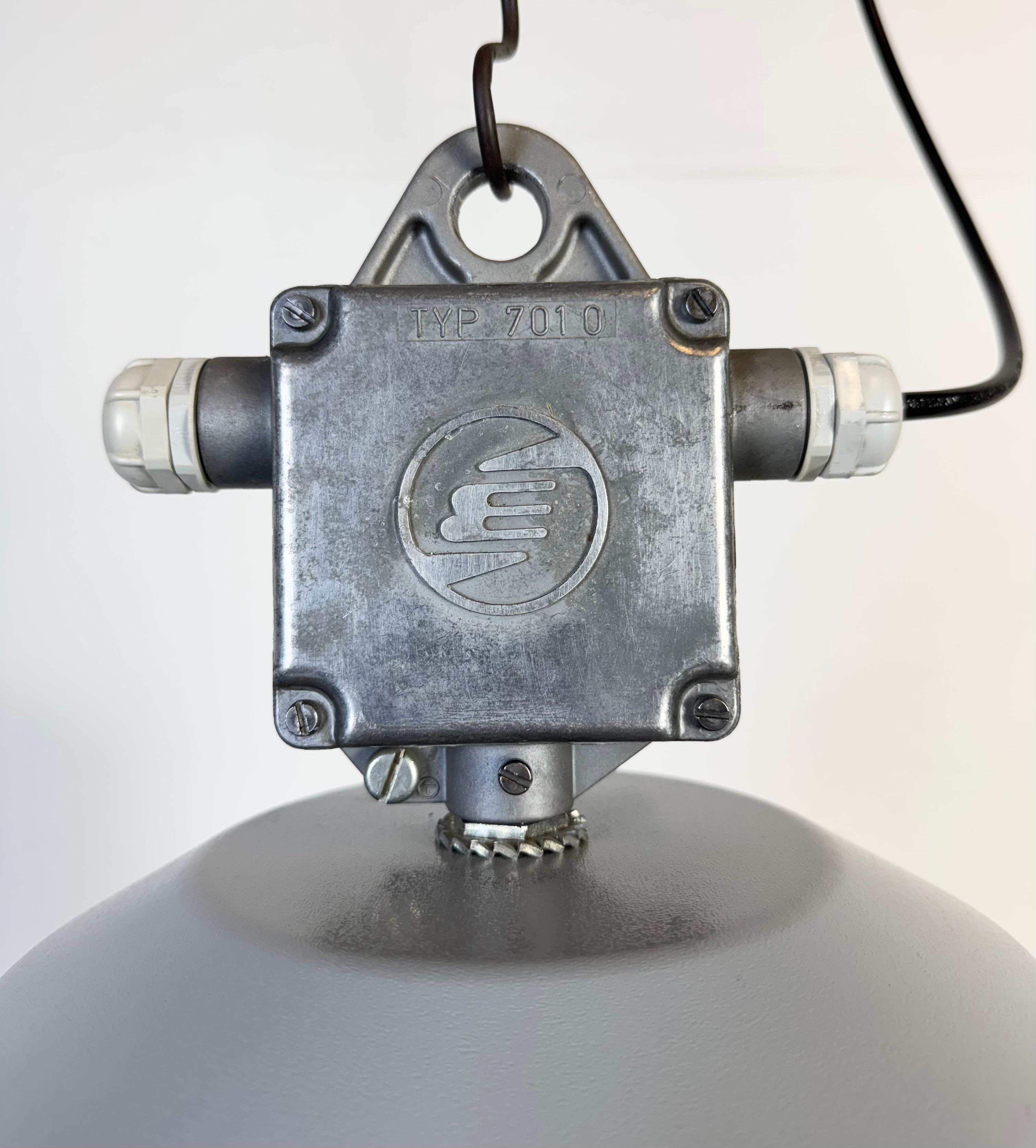 Slovacco Grande lampada industriale a smalto bianco di Elektrosvit, anni '90 in vendita