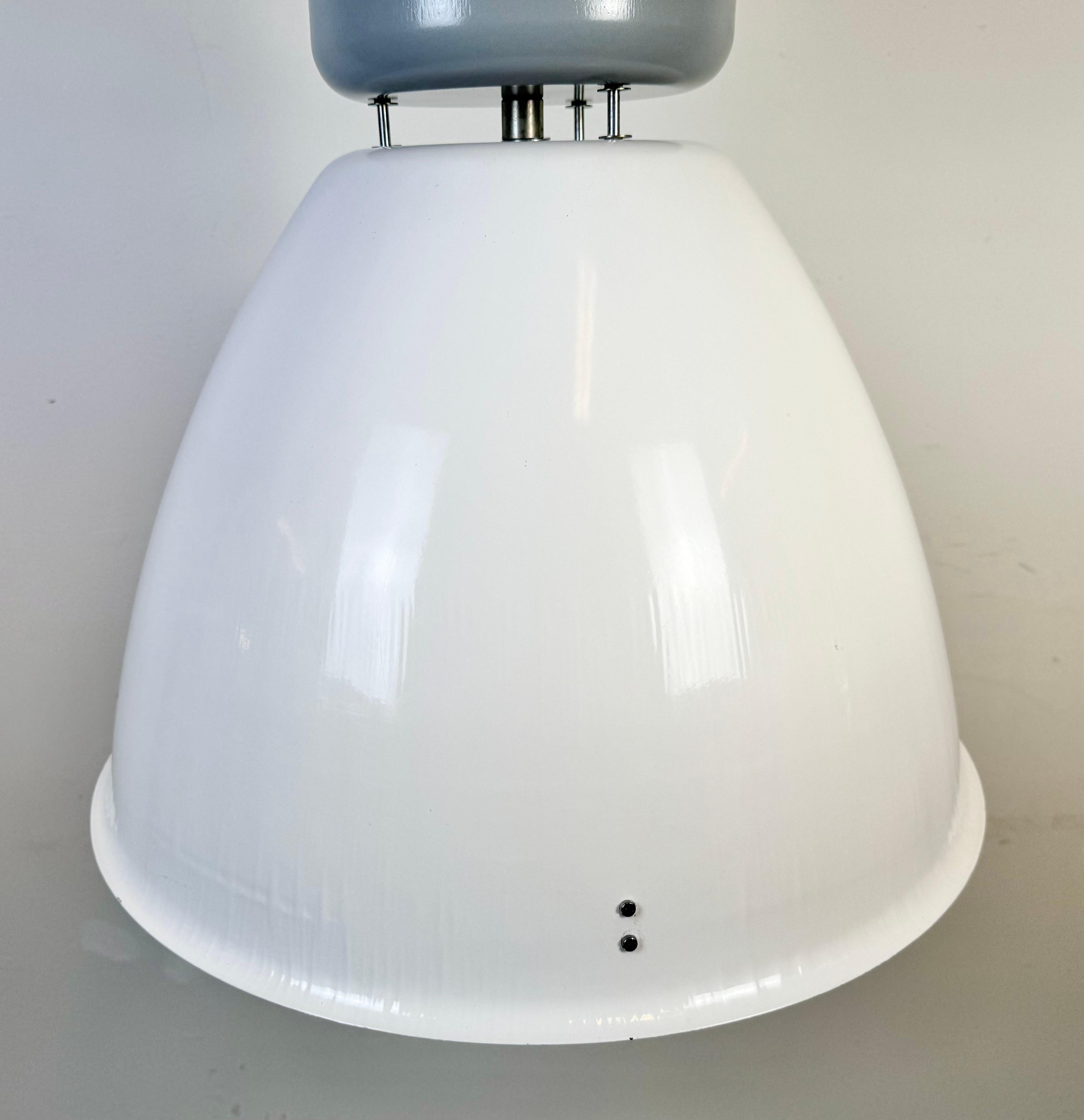 Grande lampada industriale a smalto bianco di Elektrosvit, anni '90 In condizioni buone in vendita a Kojetice, CZ