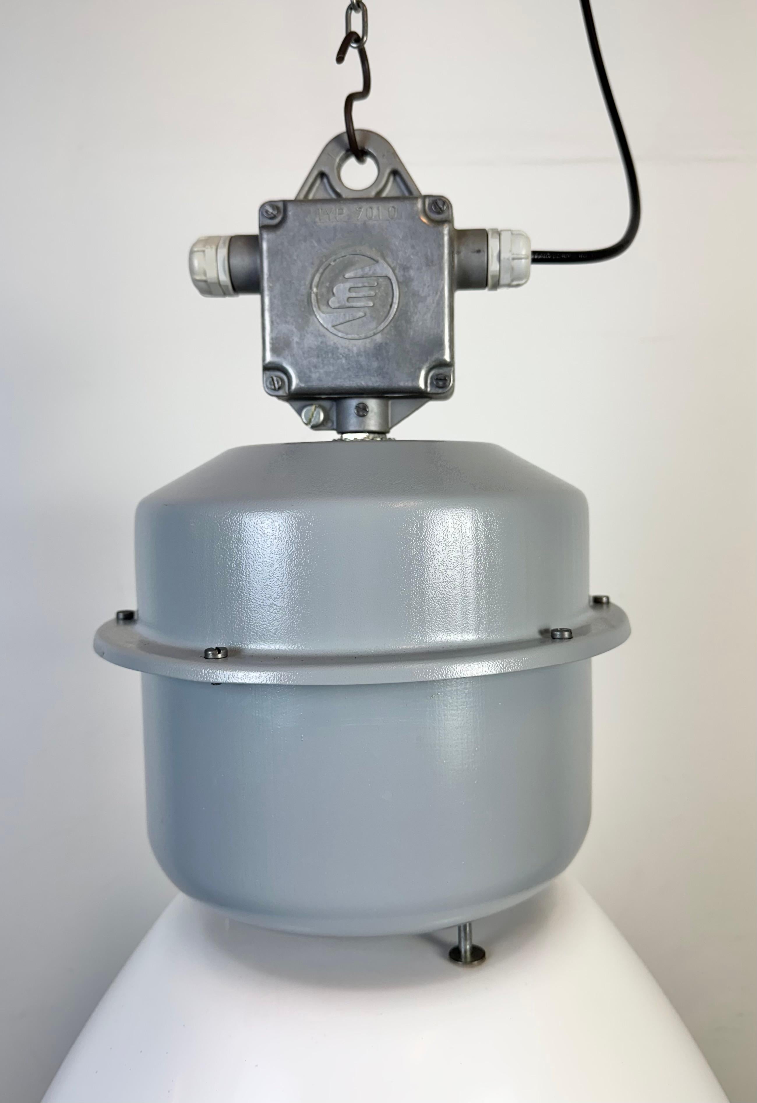Fine XX secolo Grande lampada industriale a smalto bianco di Elektrosvit, anni '90 in vendita