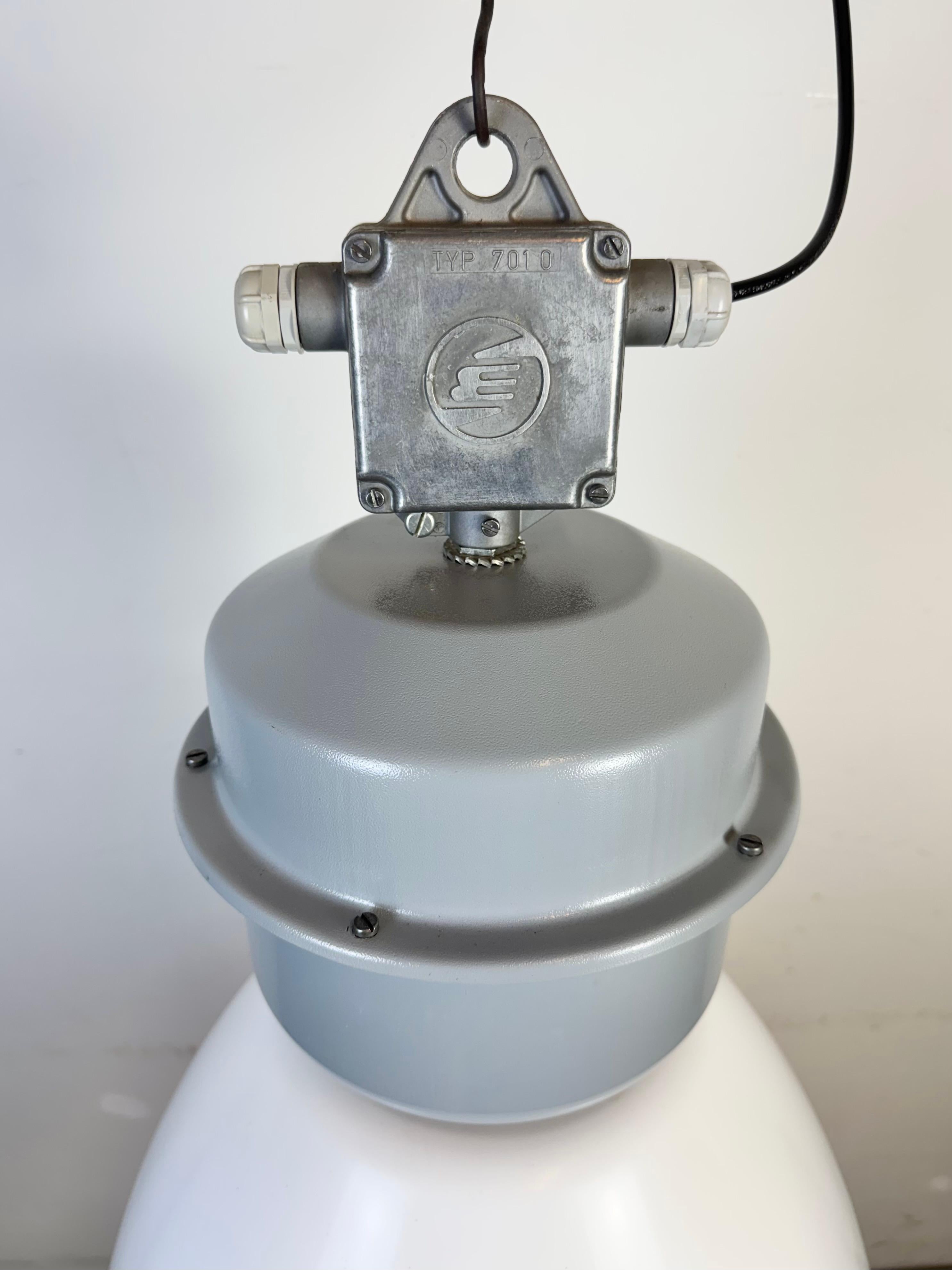 Alluminio Grande lampada industriale a smalto bianco di Elektrosvit, anni '90 in vendita