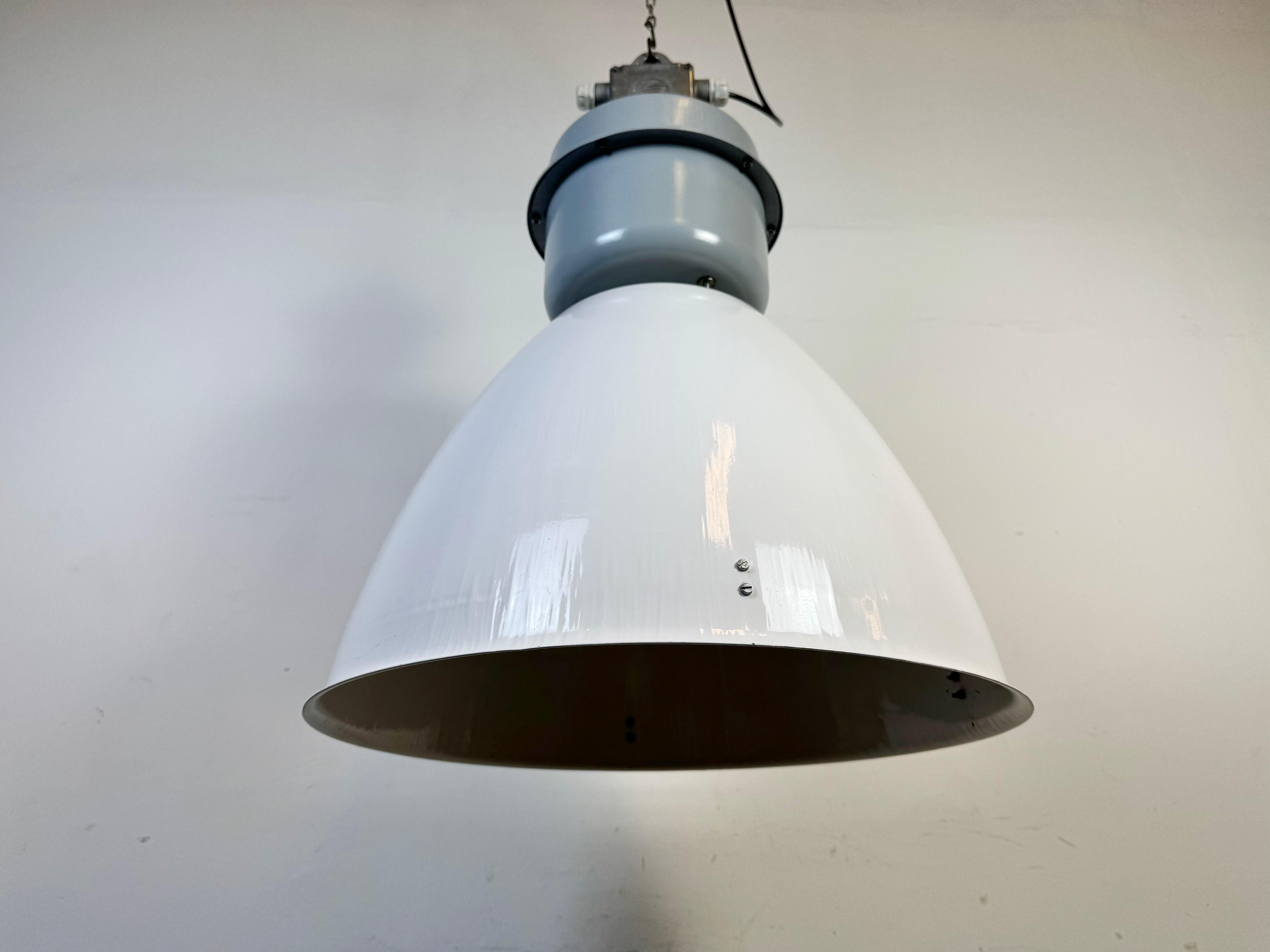 Grande lampada industriale a smalto bianco di Elektrosvit, anni '90 in vendita 1