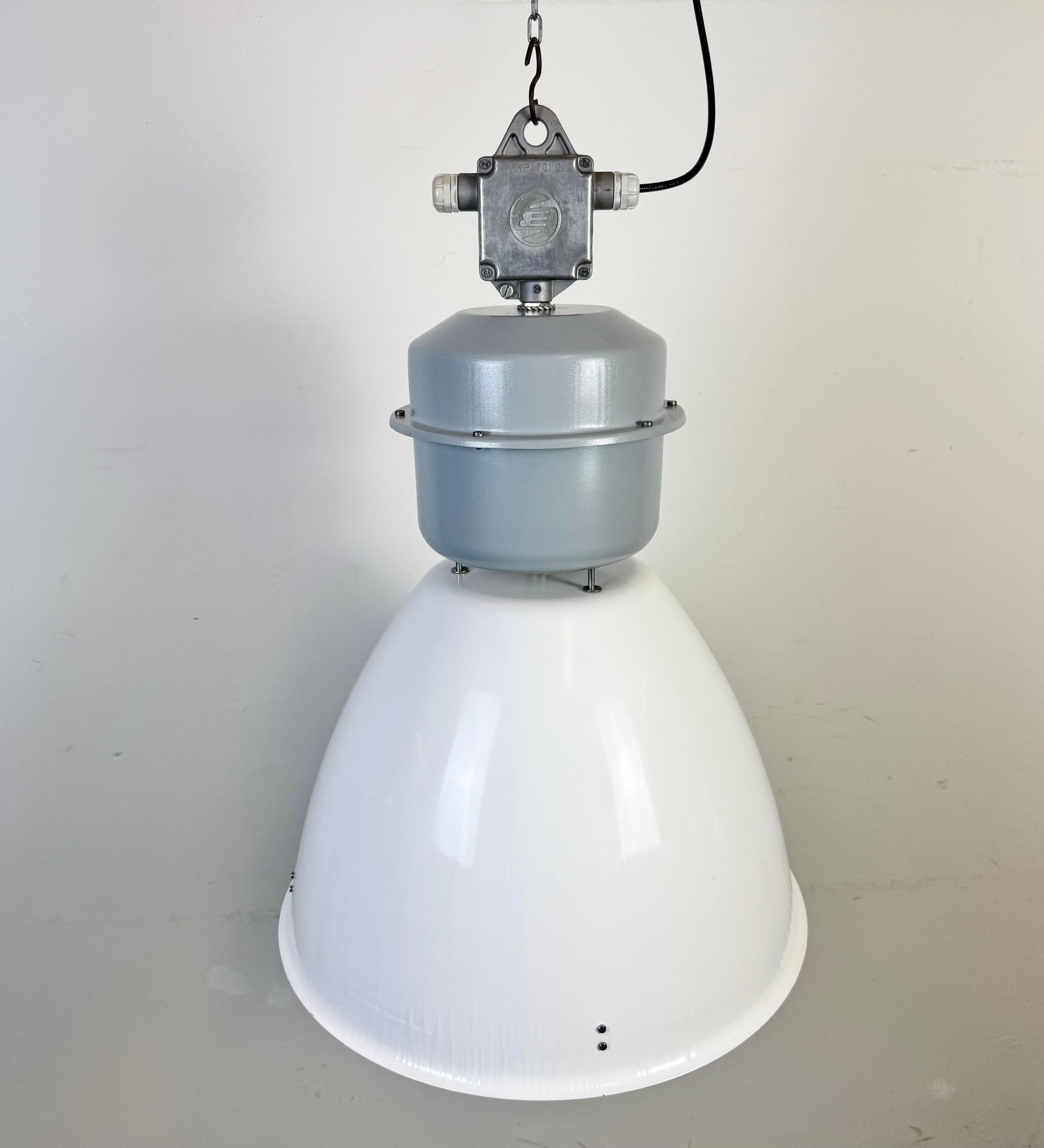 Grande lampada industriale a smalto bianco di Elektrosvit, anni '90 in vendita 2