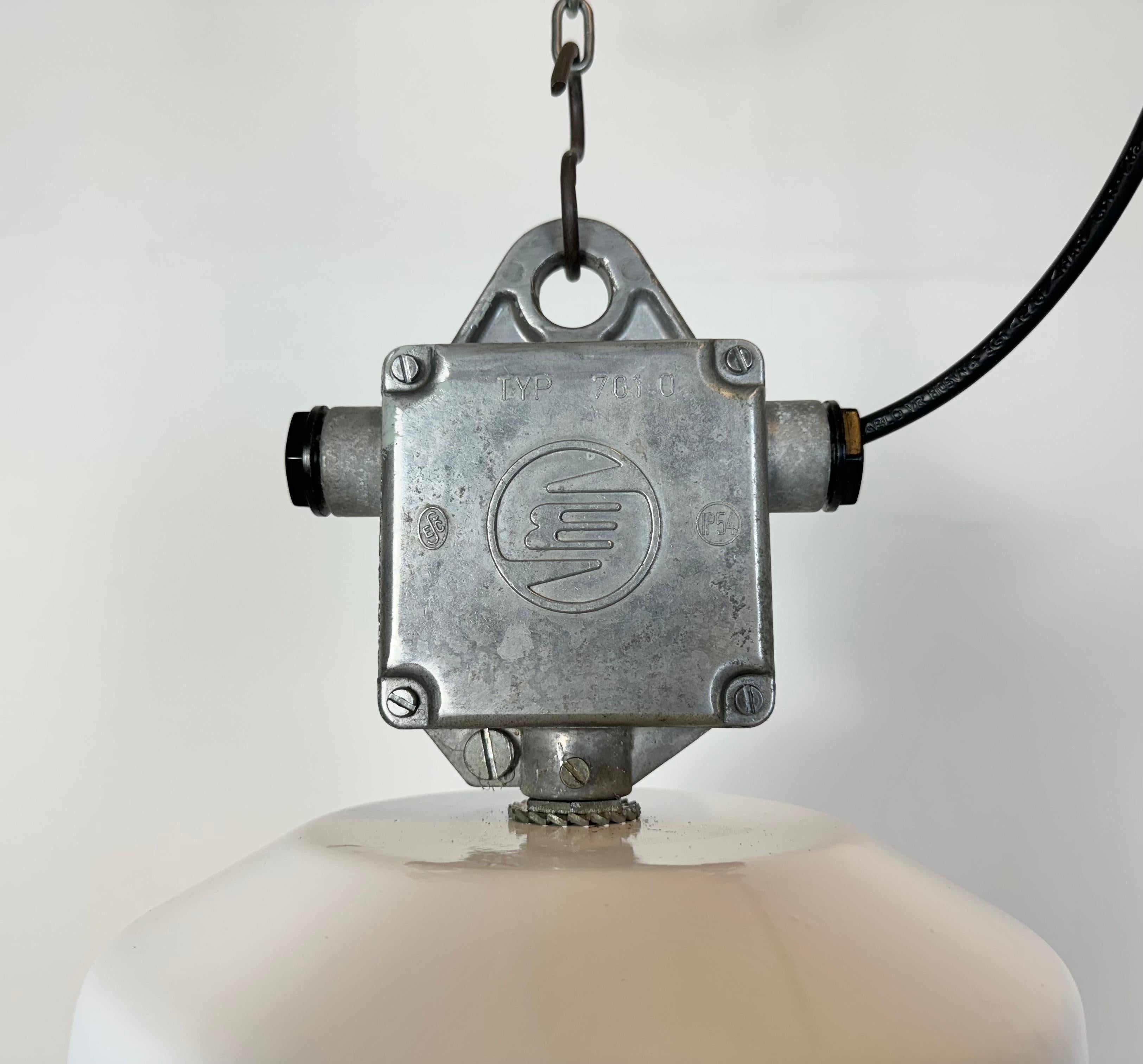 This industrial pendant light was made by Elektrosvit in Slovakia during the 1990s. It features a white enamel shade, a white painted top with cast aluminium box and clear glass cover.
New porcelain socket requires standard E 27/ E26 lightbulbs .