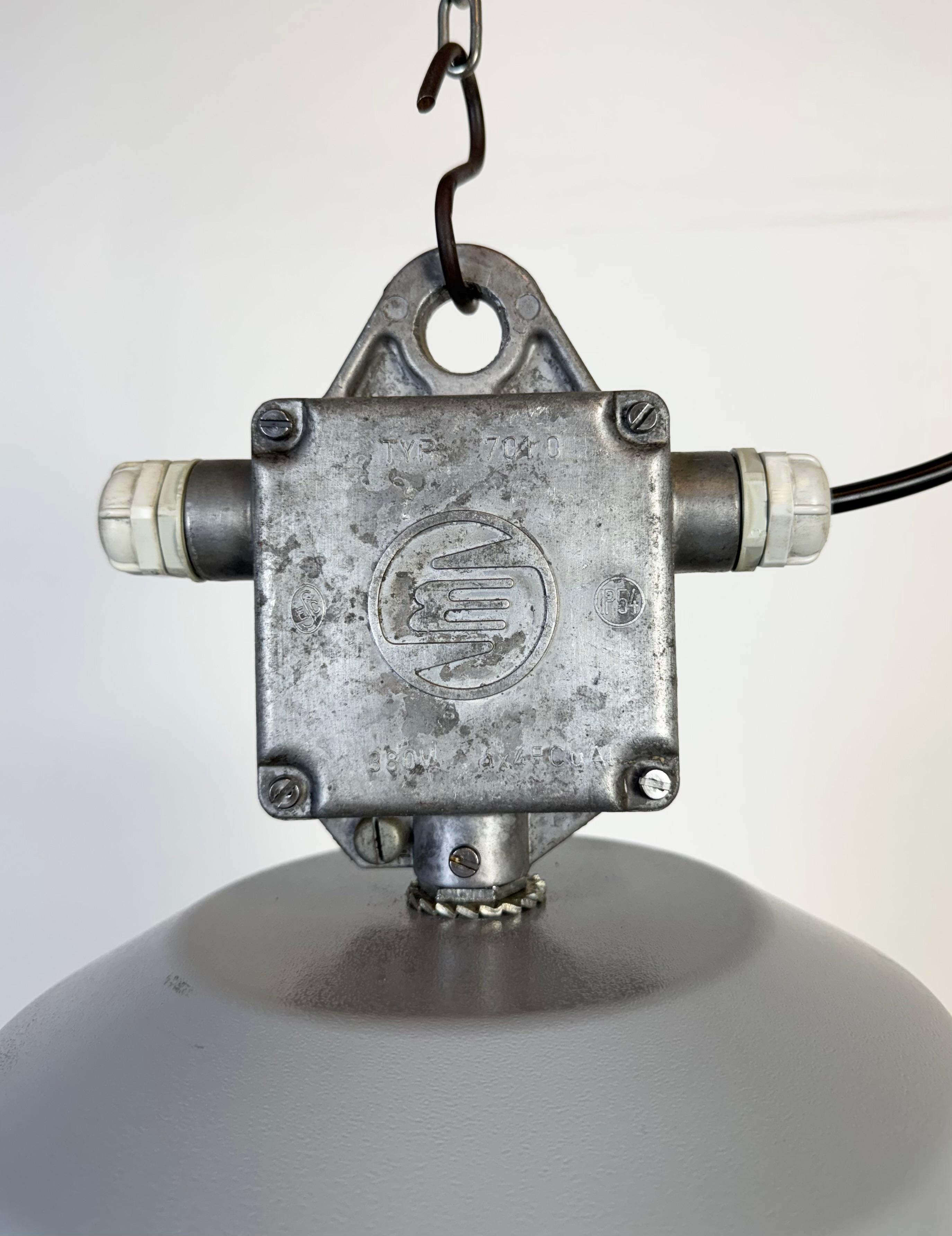 Large White Enamel Industrial Lamp with Clear Glass Cover from Elektrosvit In Good Condition For Sale In Kojetice, CZ