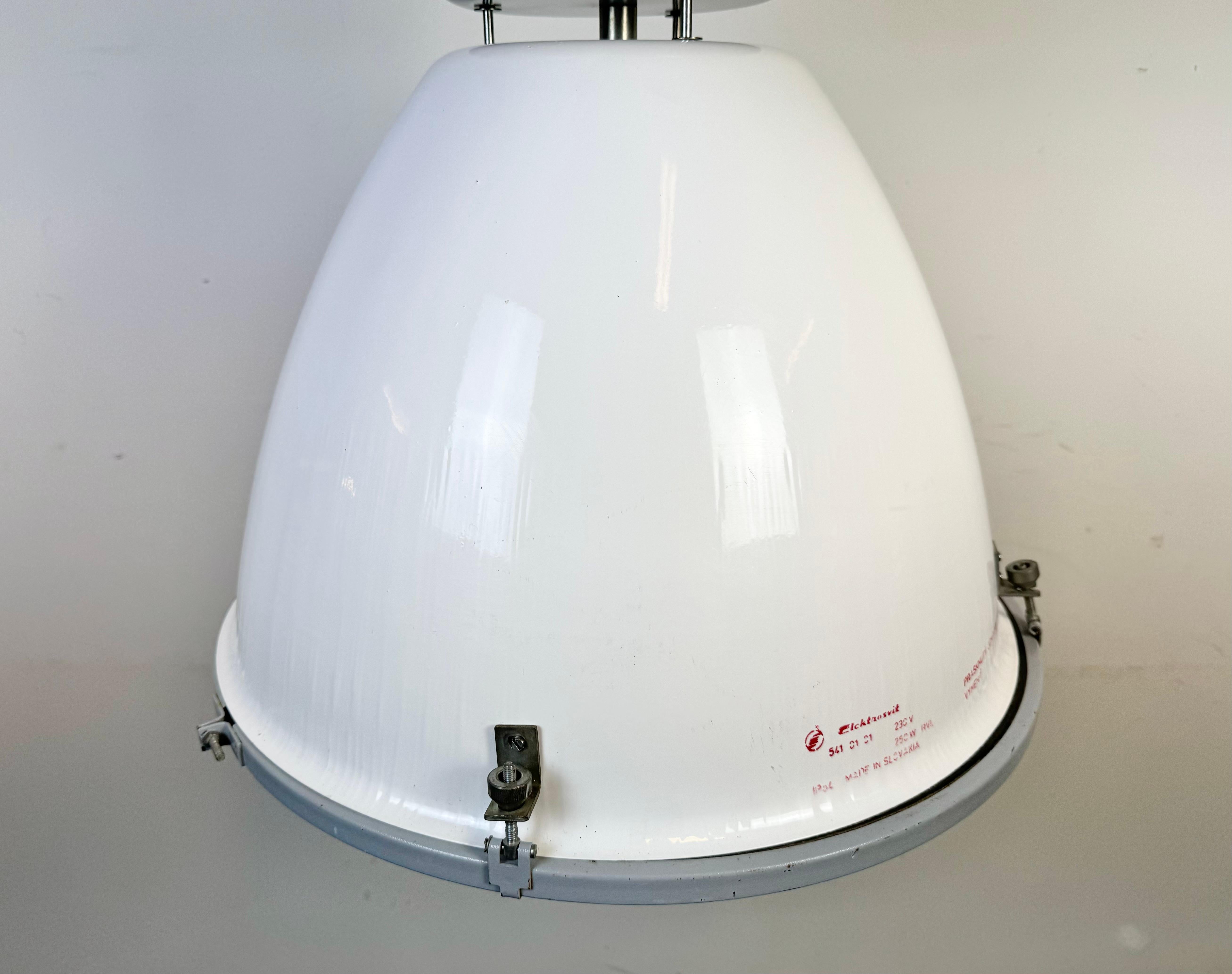 Late 20th Century Large White Enamel Industrial Lamp with Clear Glass Cover from Elektrosvit For Sale