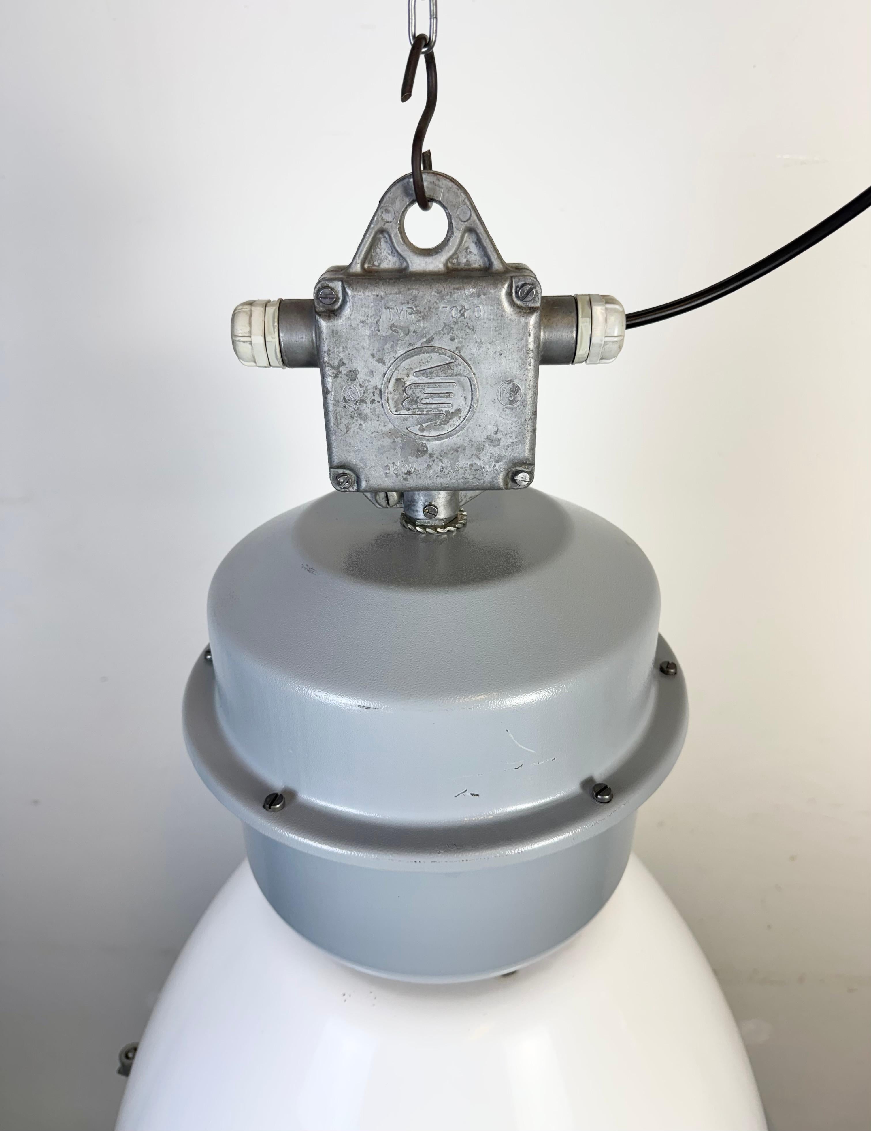Large White Enamel Industrial Lamp with Clear Glass Cover from Elektrosvit For Sale 1