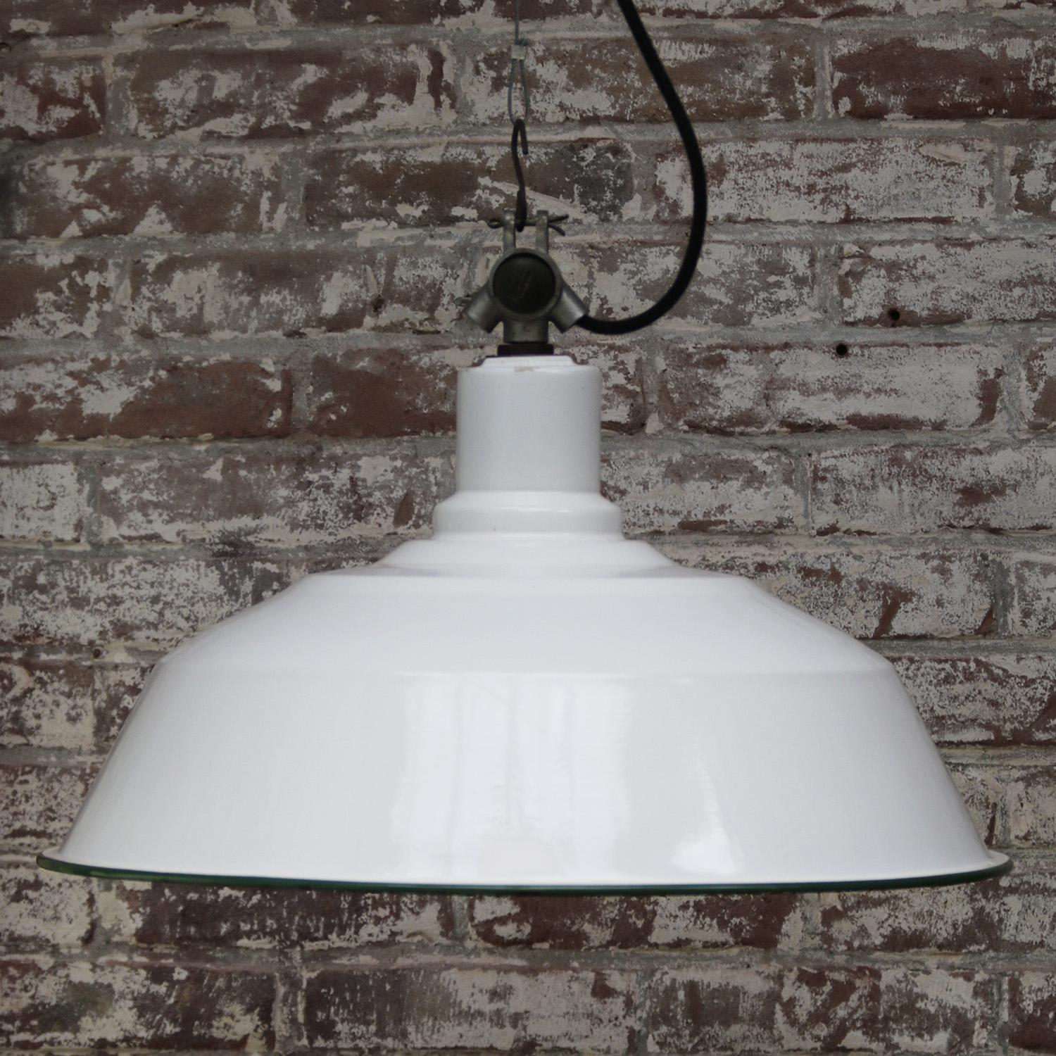 Large White Enamel Vintage Industrial Factory Pendant Light by Benjamin, USA In Good Condition In Amsterdam, NL