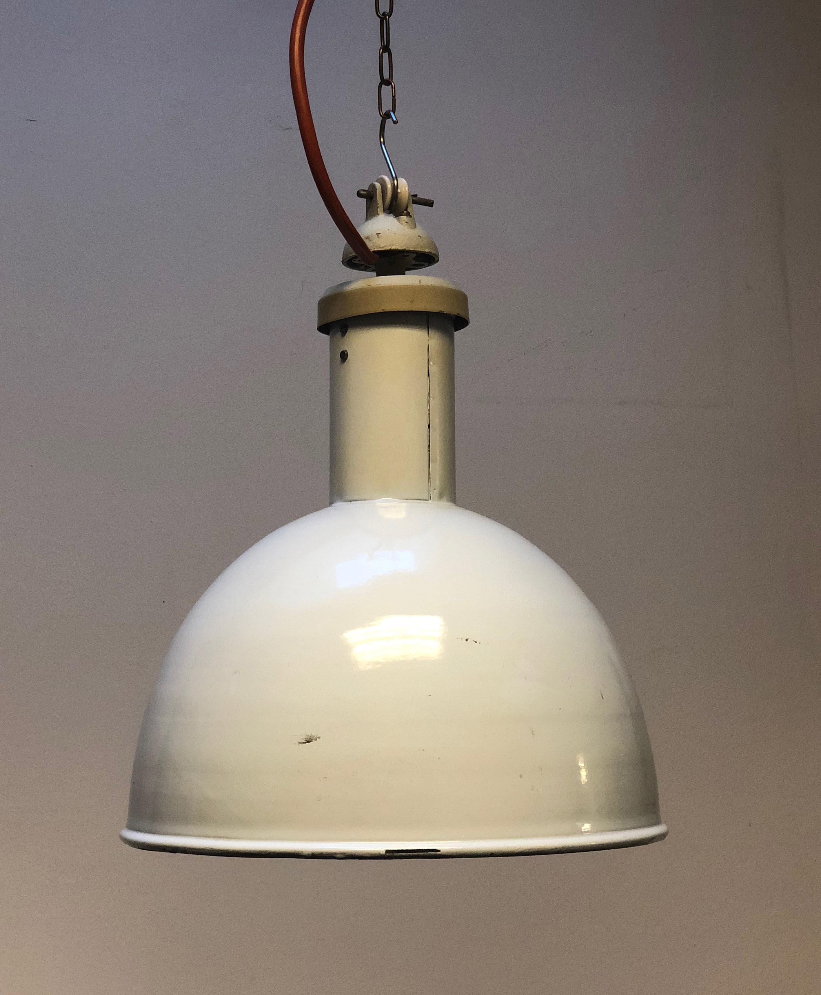 Austrian industrial pendants with white enameled steel screen from the 1950s.
Dimensions:
Height approximately 57cm, Ø 40 cm.
Up to five pieces available.