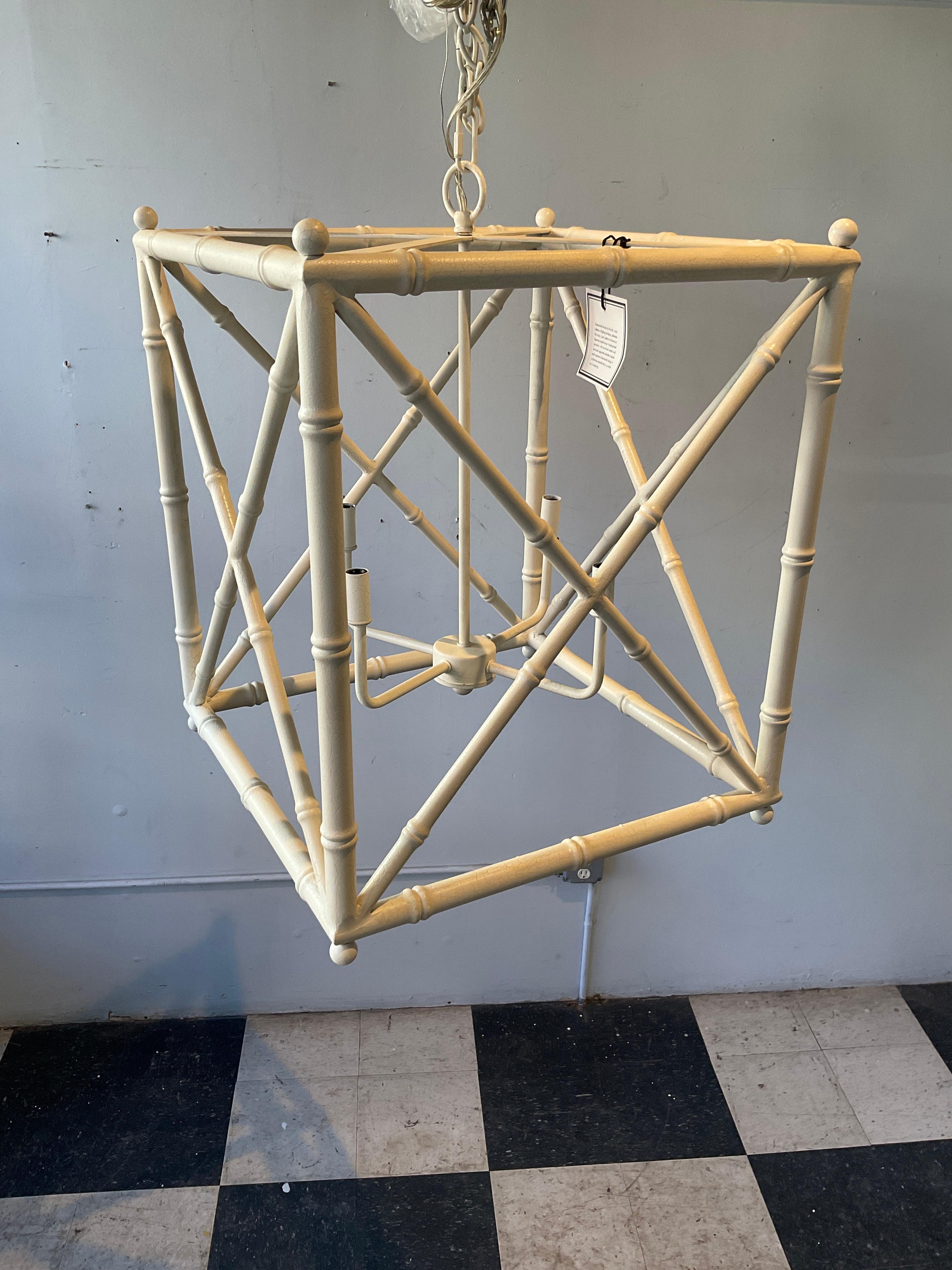Großer quadratischer Kronleuchter aus weißem Kunstbambus von Scalamandre Maison von Port 68 (21. Jahrhundert und zeitgenössisch) im Angebot