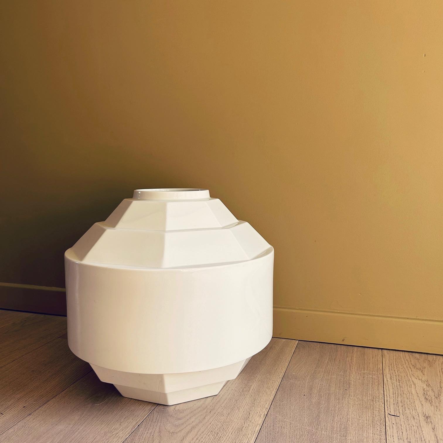 Grande vaso bianco geometrico monocromatico art déco, forma 1045 di Charles Catteau per Boch Frères. Firmato. L'edizione originale è stata prodotta negli anni Trenta. Questa è una riedizione Royal Boch del 2000, realizzata negli stampi originali nei