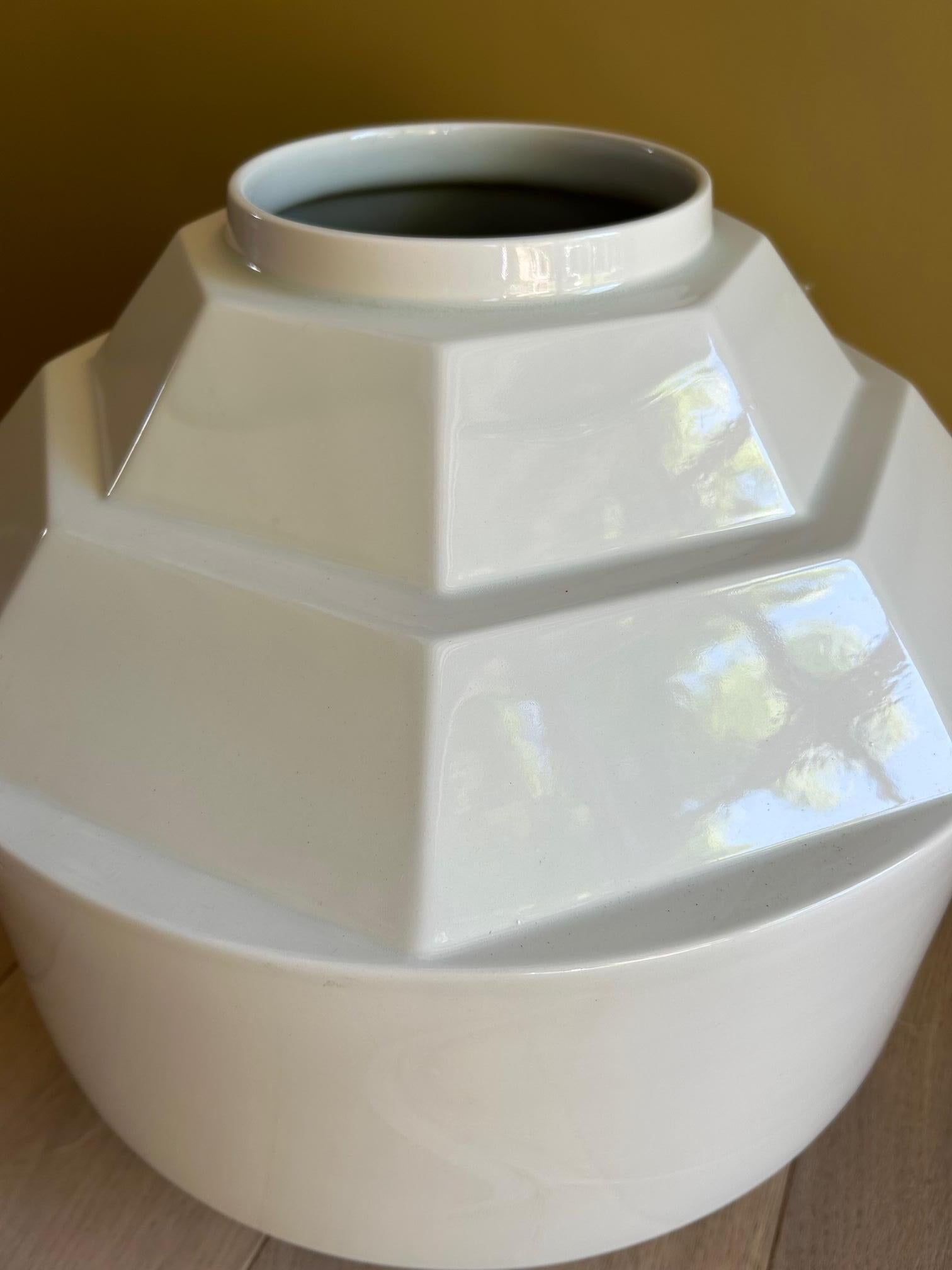 XX secolo Grande vaso bianco geometrico Art Déco di Charles Catteau per Boch Frères in vendita