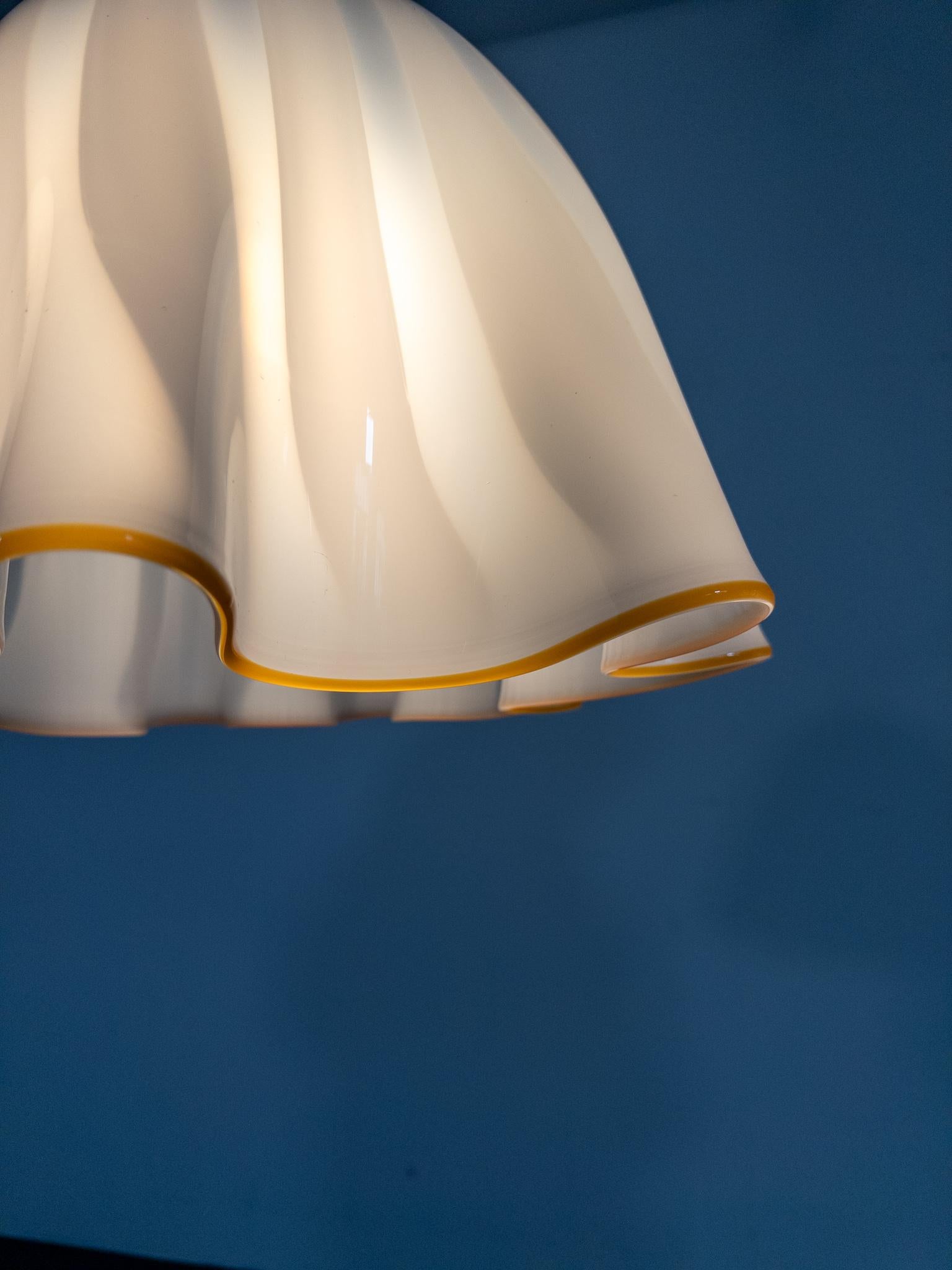 Gran lámpara colgante de cristal blanco de Kalmar Fazzoletto, década de 1970 en Bueno estado para la venta en Staffanstorp, SE
