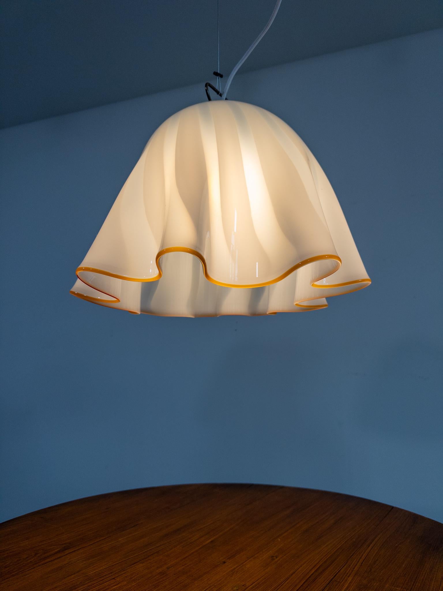 Gran lámpara colgante de cristal blanco de Kalmar Fazzoletto, década de 1970 Vidrio soplado en venta