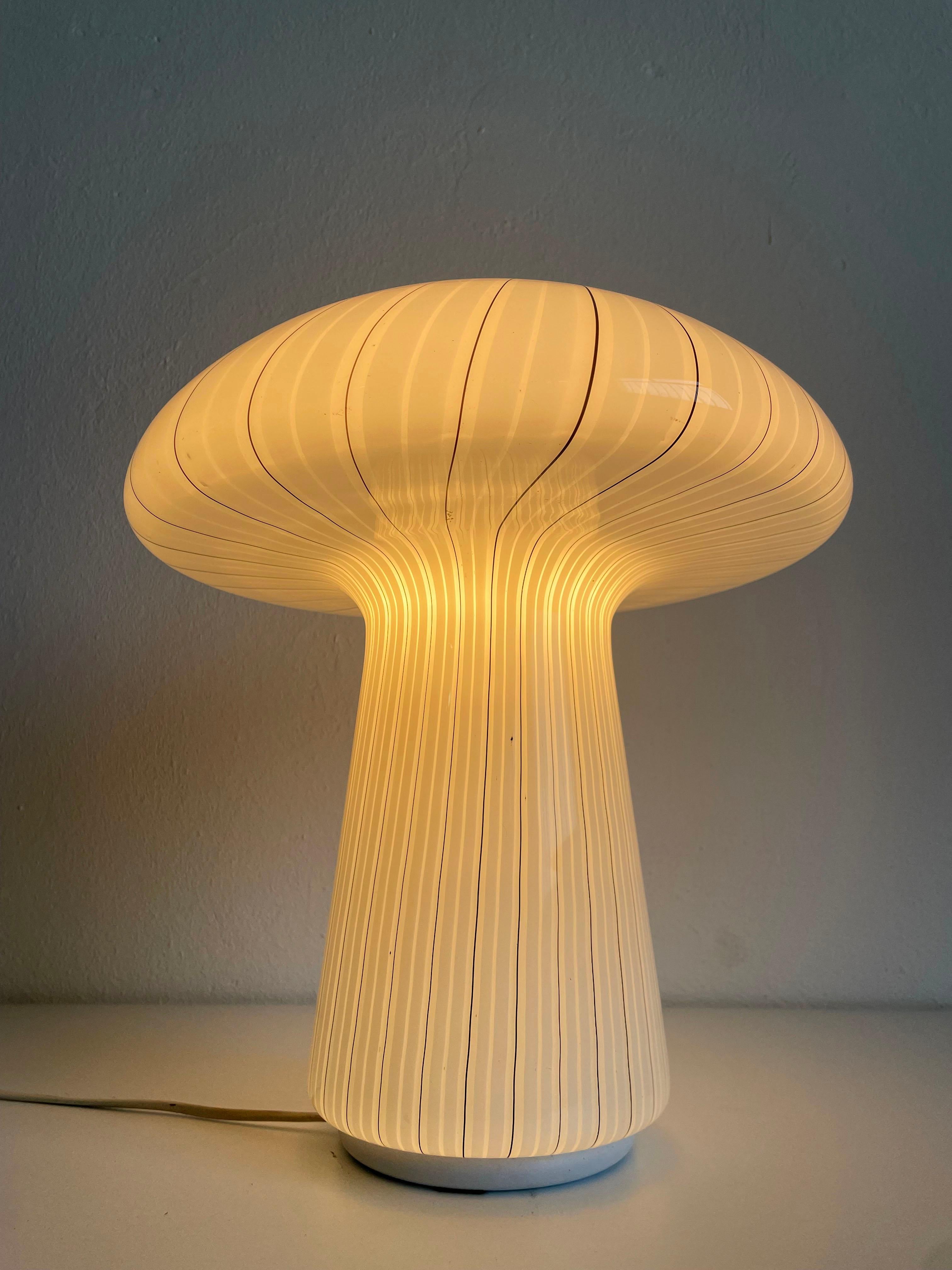 Large White Glass Swirl Murano Mushroom Table Lamp, Italy 1970s For Sale 1