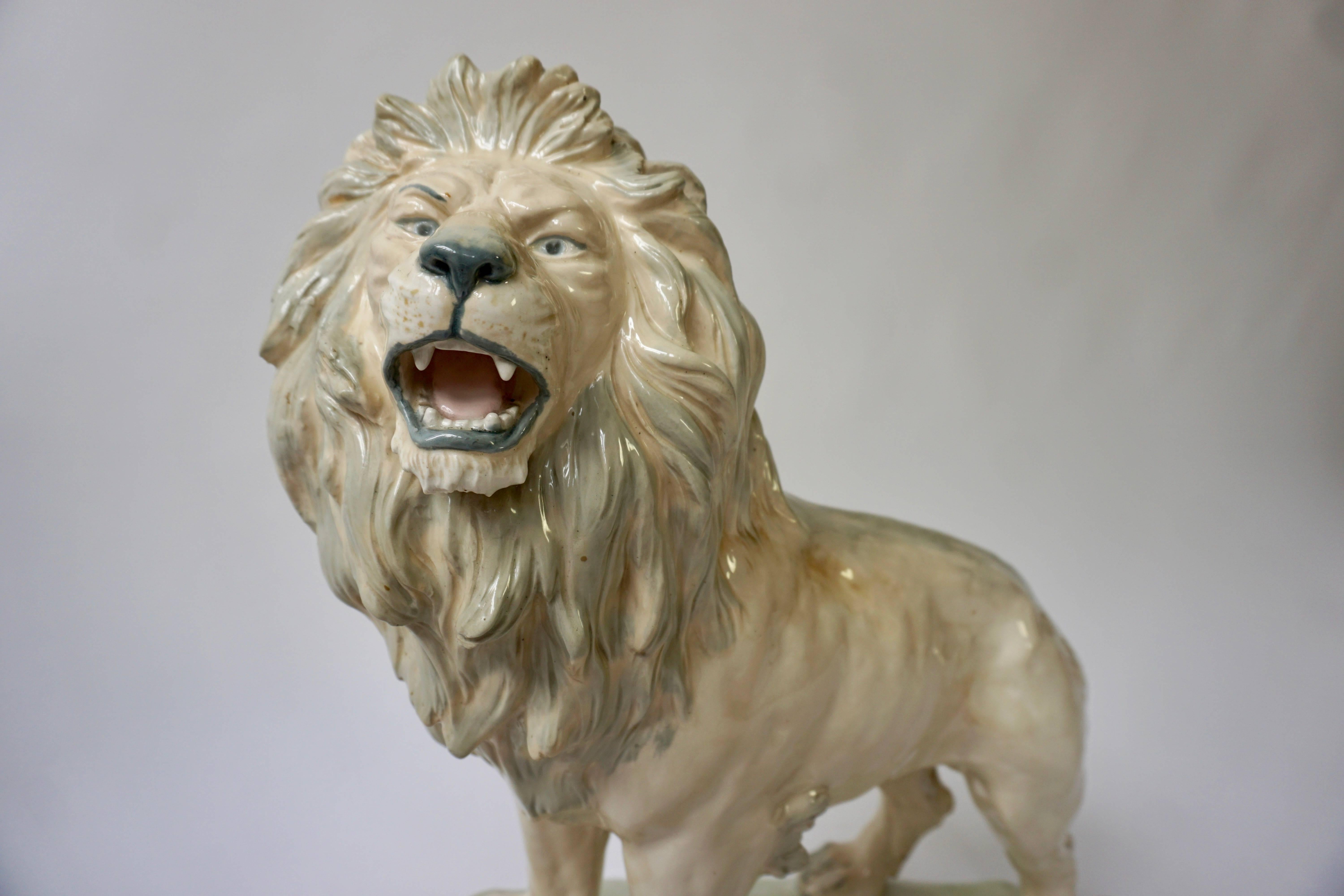 This lion sculpture with its beautiful manes and muscular tone is very well and realistically and thanks to the wonderful patina it also comes close to a lions true colors. This majestic, powerful and well fed king of the jungle stands on an base