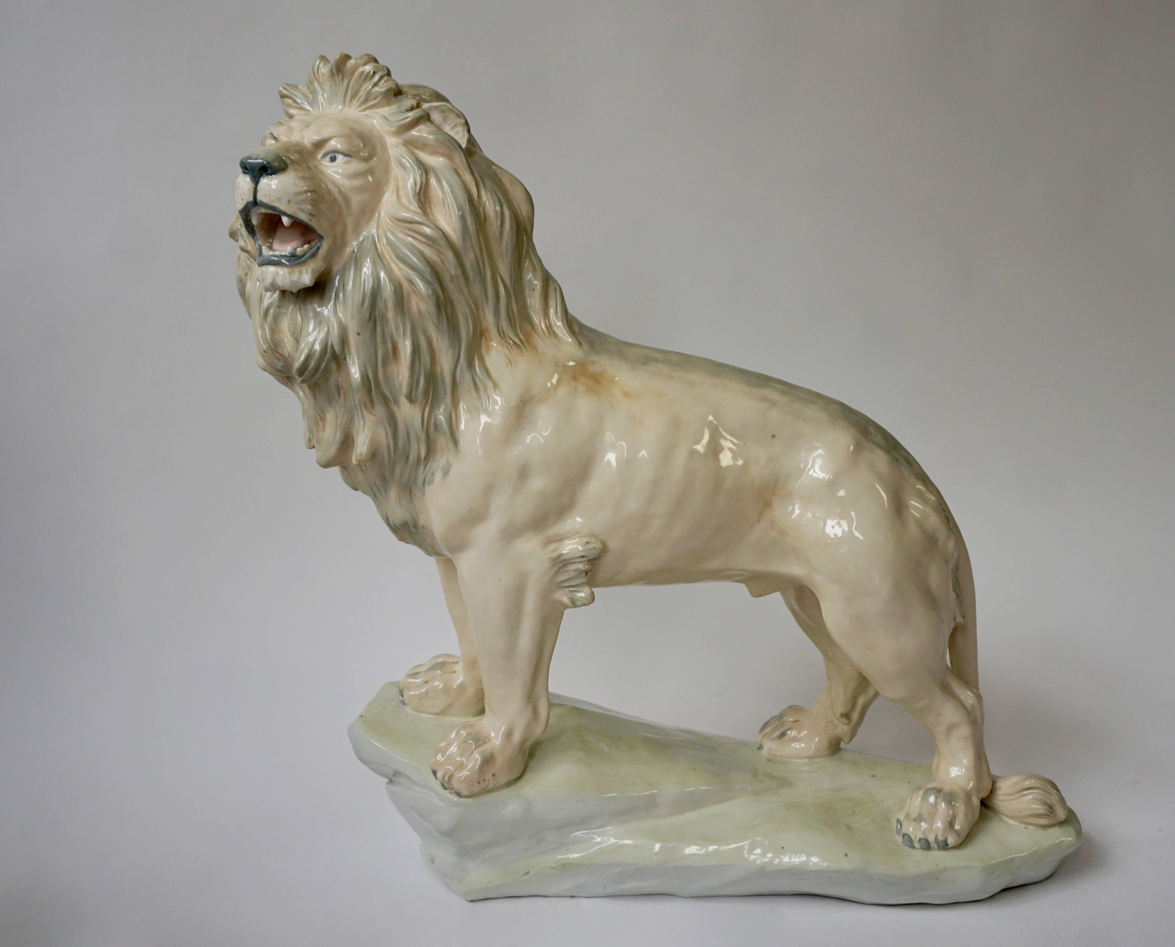 Mid-Century Modern Grande sculpture de lion en poterie émaillée blanche en vente