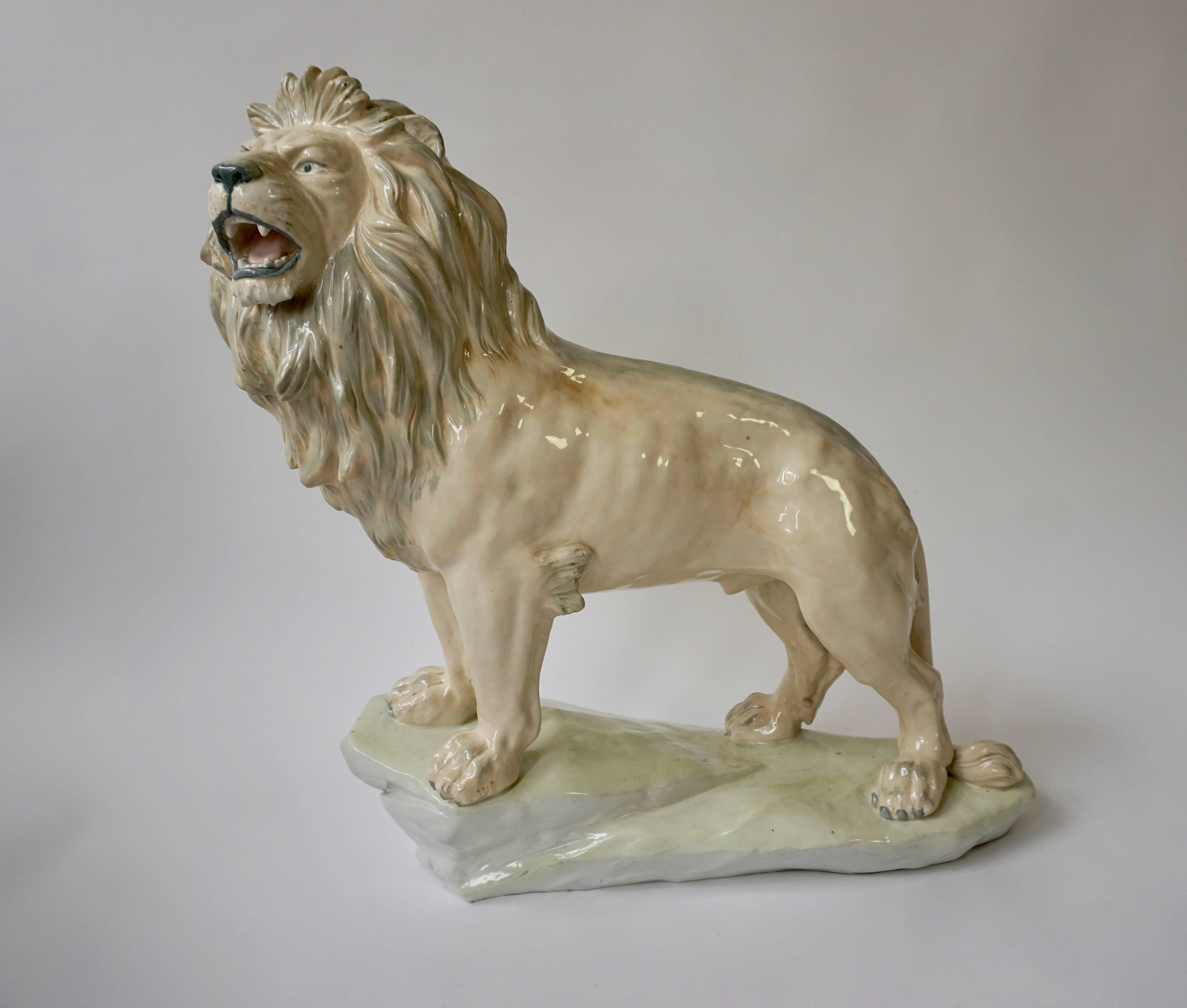 Grande sculpture de lion en poterie émaillée blanche Bon état - En vente à Antwerp, BE