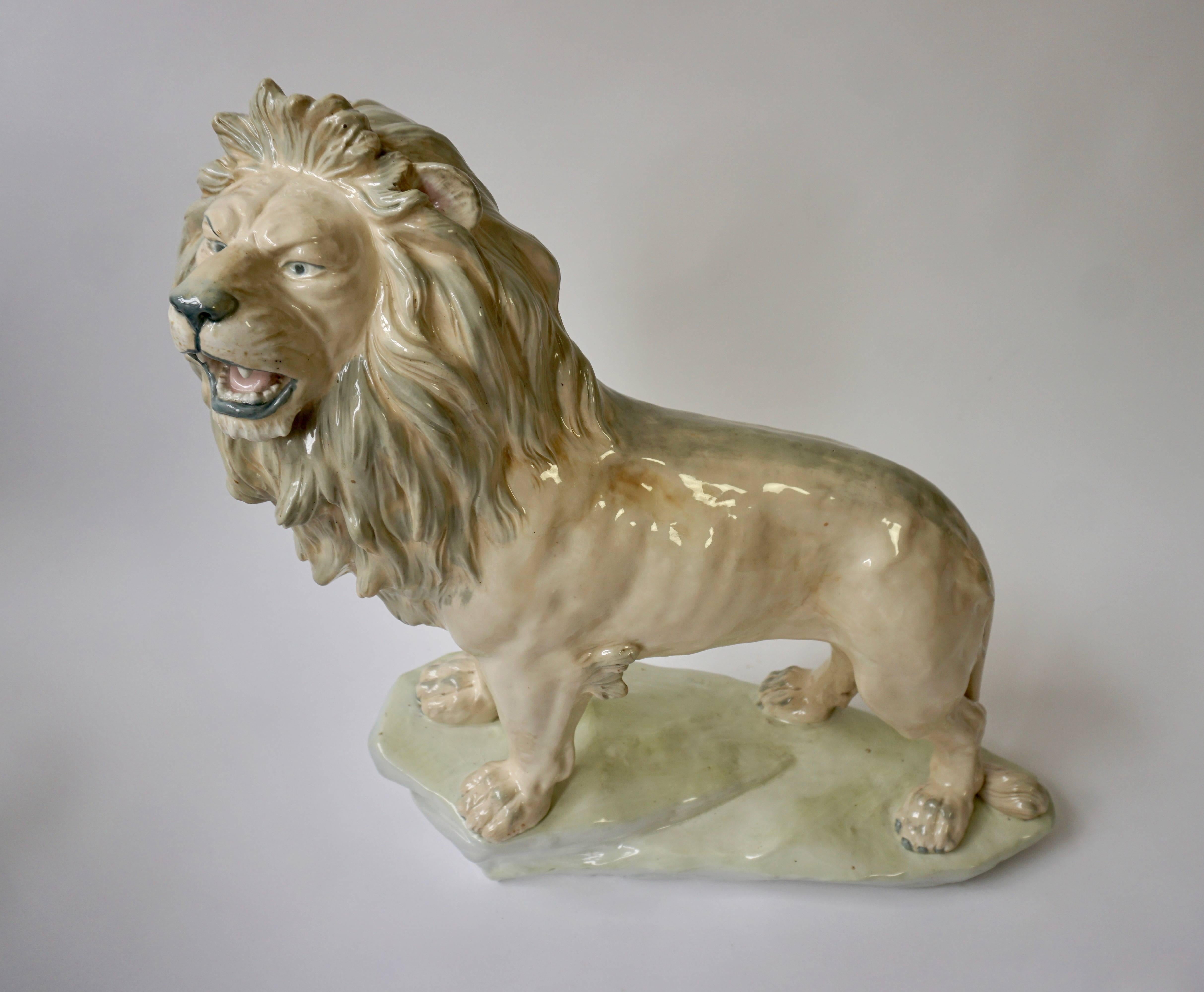 20ième siècle Grande sculpture de lion en poterie émaillée blanche en vente