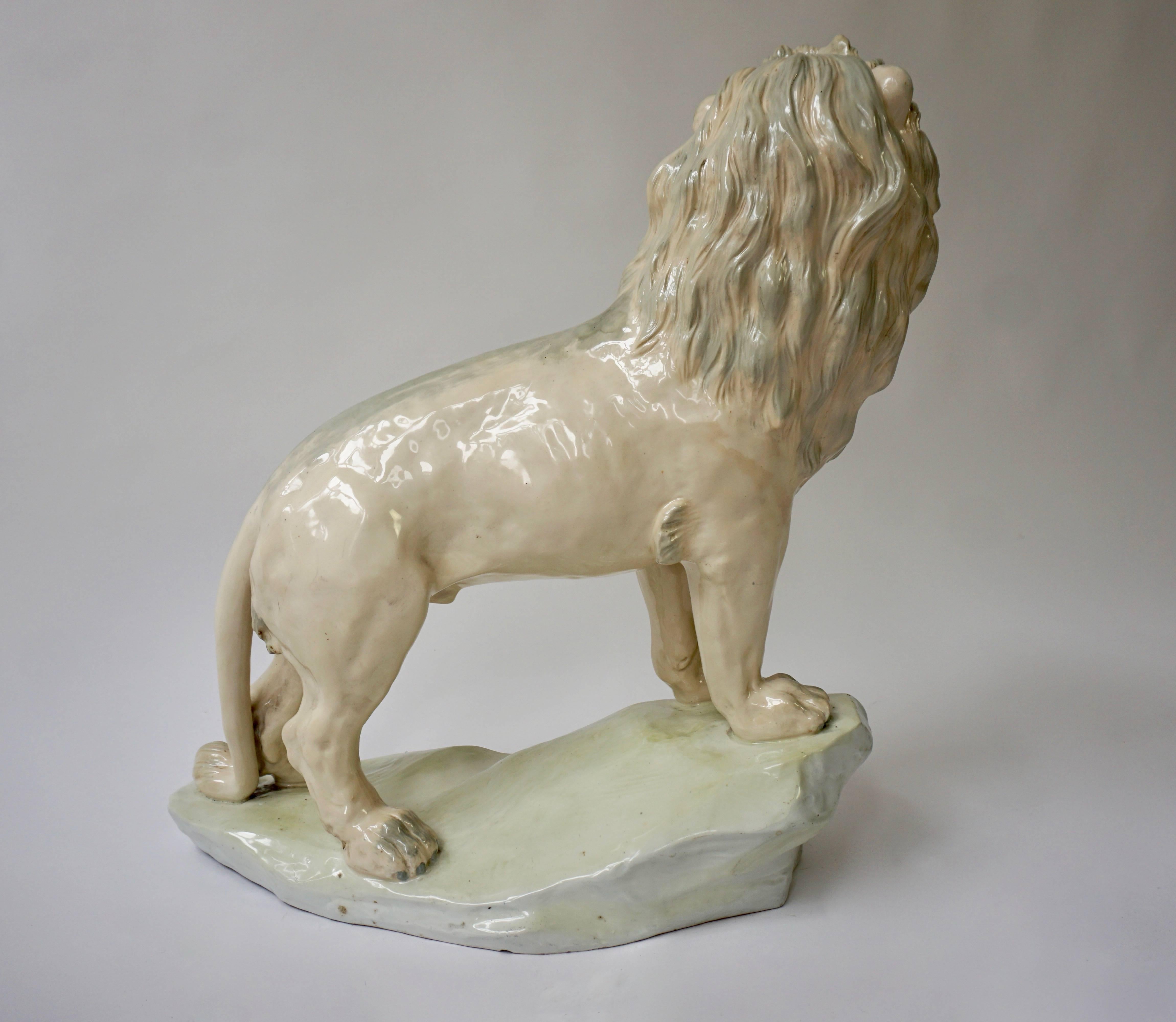 Grande sculpture de lion en poterie émaillée blanche en vente 1
