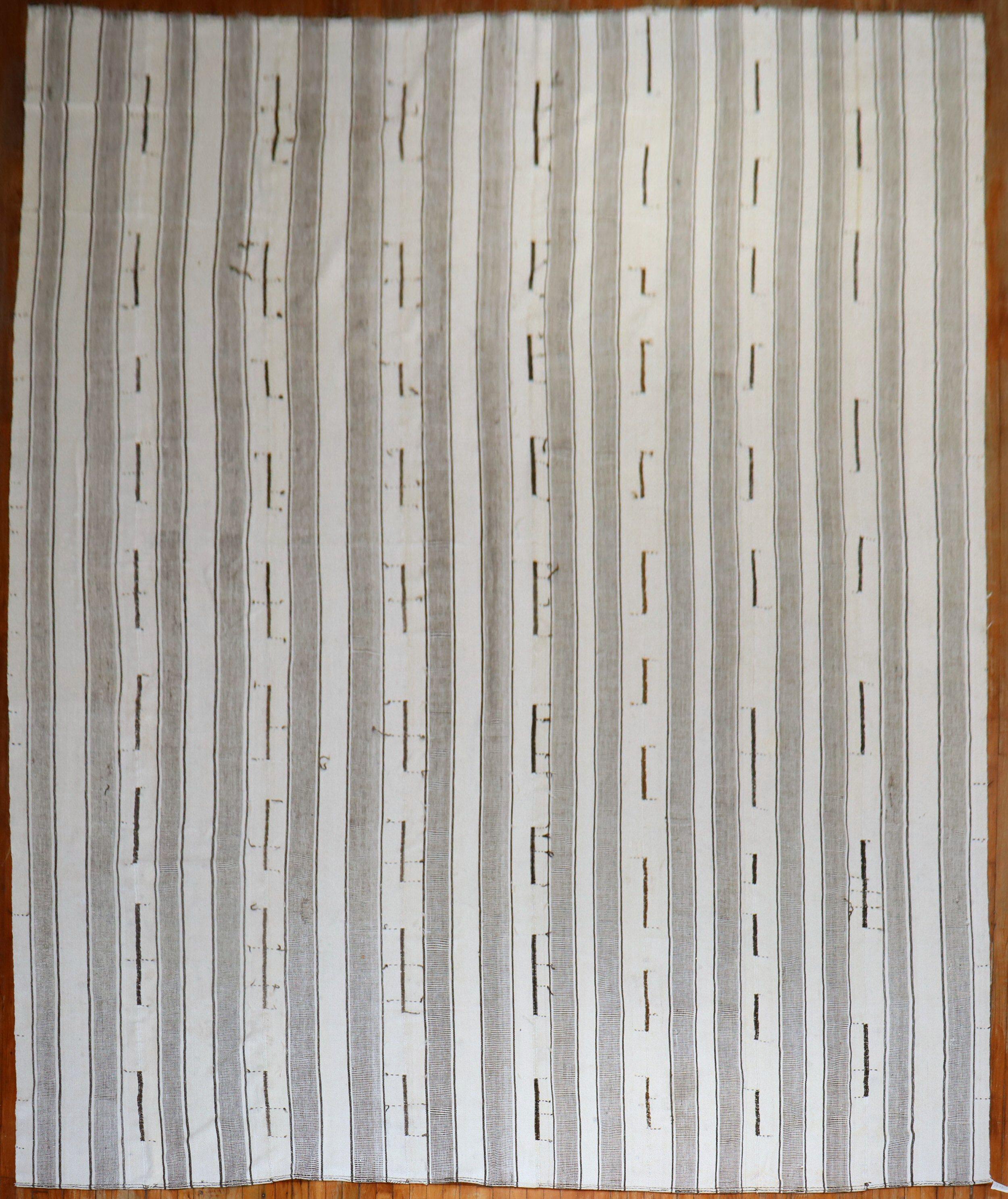 Ein übergroßer türkischer Kilim in Grau, Elfenbein und Braun, ein Unikat aus dem 3. Quartal des 20

Maße: 11'4'' x 17'.
