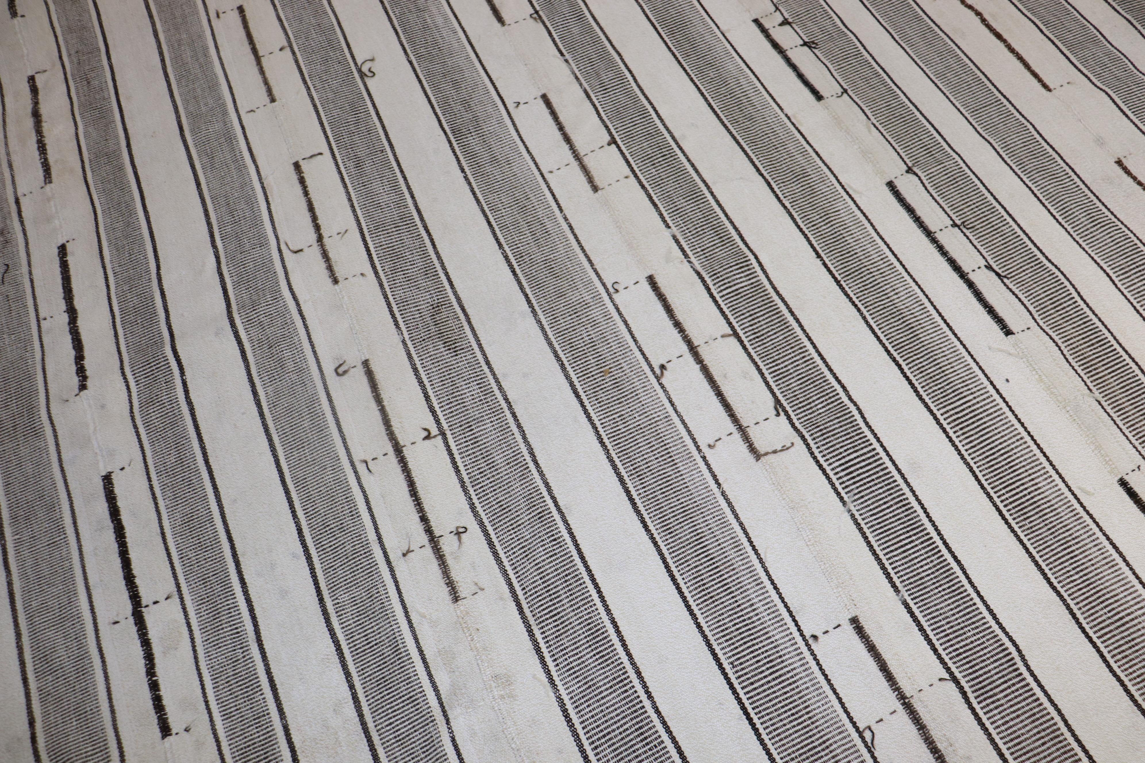 Colección Zabihi Kilim Turco Vintage Sobredimensionado Blanco Gris en Bueno estado para la venta en New York, NY