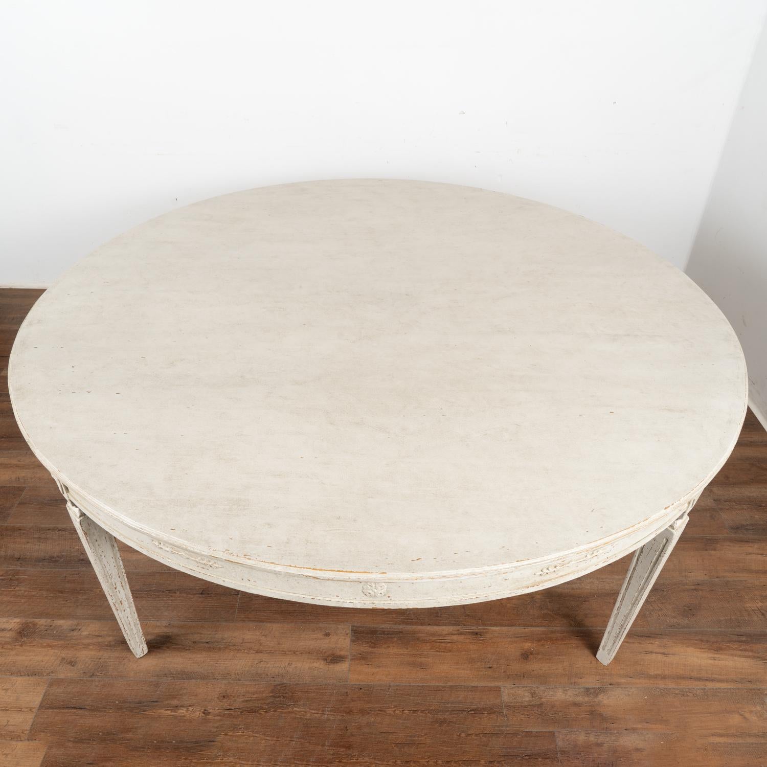 Gustavien Grande table de salle à manger ronde de style gustavien blanc, neuve en vente