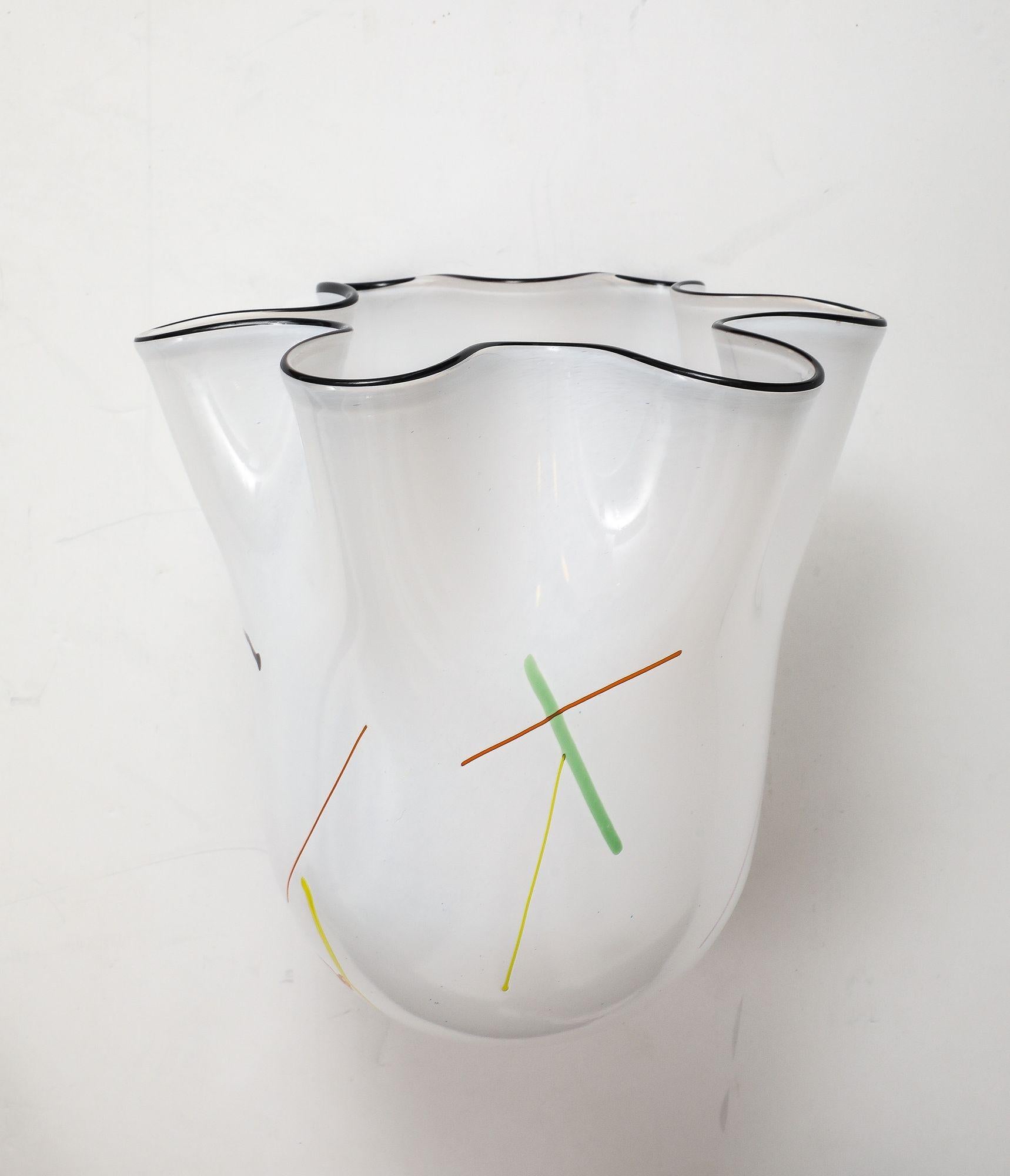 Grand vase mouchoir blanc soufflé à la main par Ulrica Hydman-Vallien pour Kosta Boda en vente 4