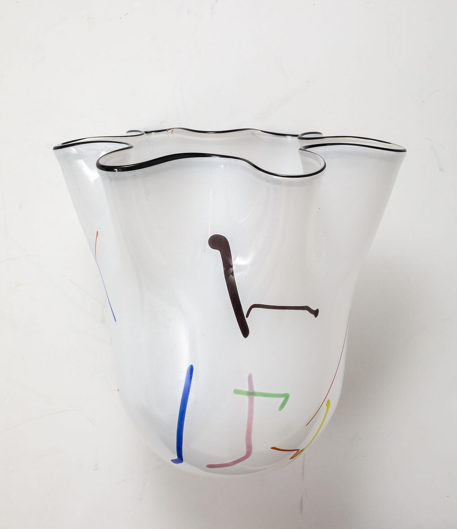 Grand vase mouchoir blanc soufflé à la main par Ulrica Hydman-Vallien pour Kosta Boda en vente 5