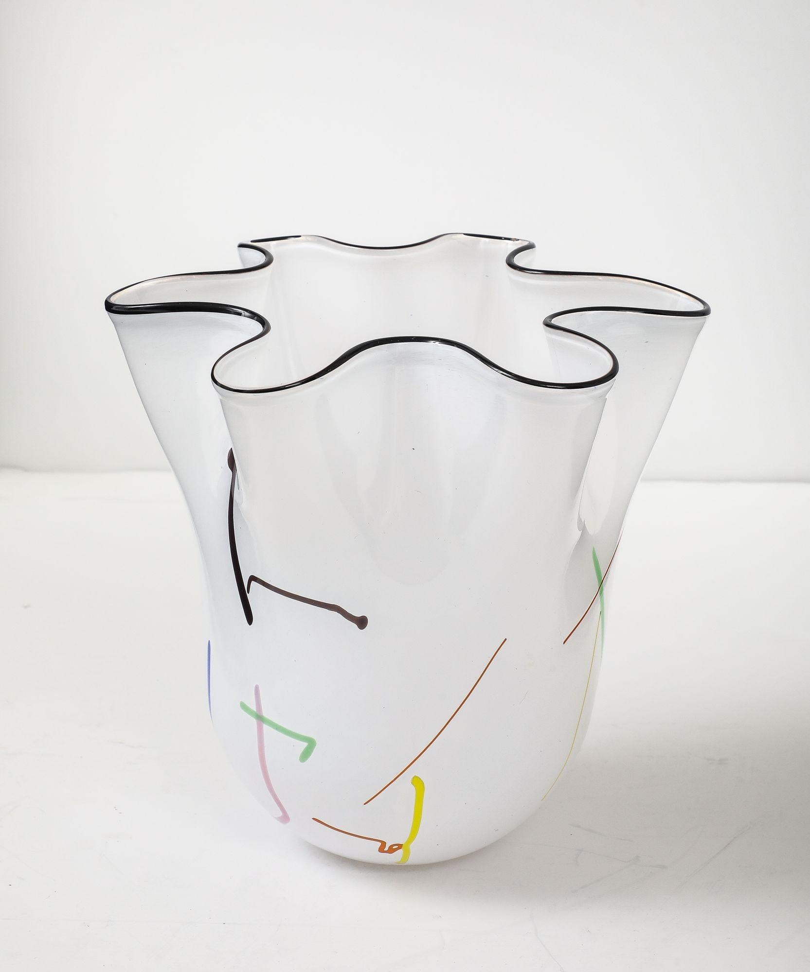 Voici une pièce captivante en verre d'art suédois : un grand vase 