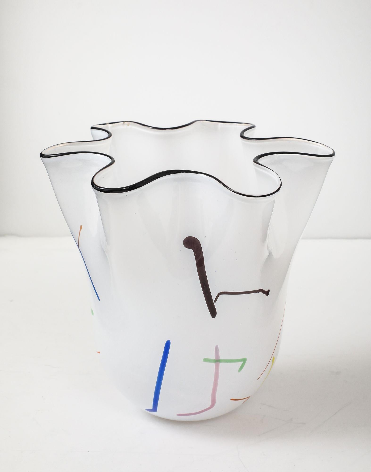 Grand vase mouchoir blanc soufflé à la main par Ulrica Hydman-Vallien pour Kosta Boda Bon état - En vente à New York, NY
