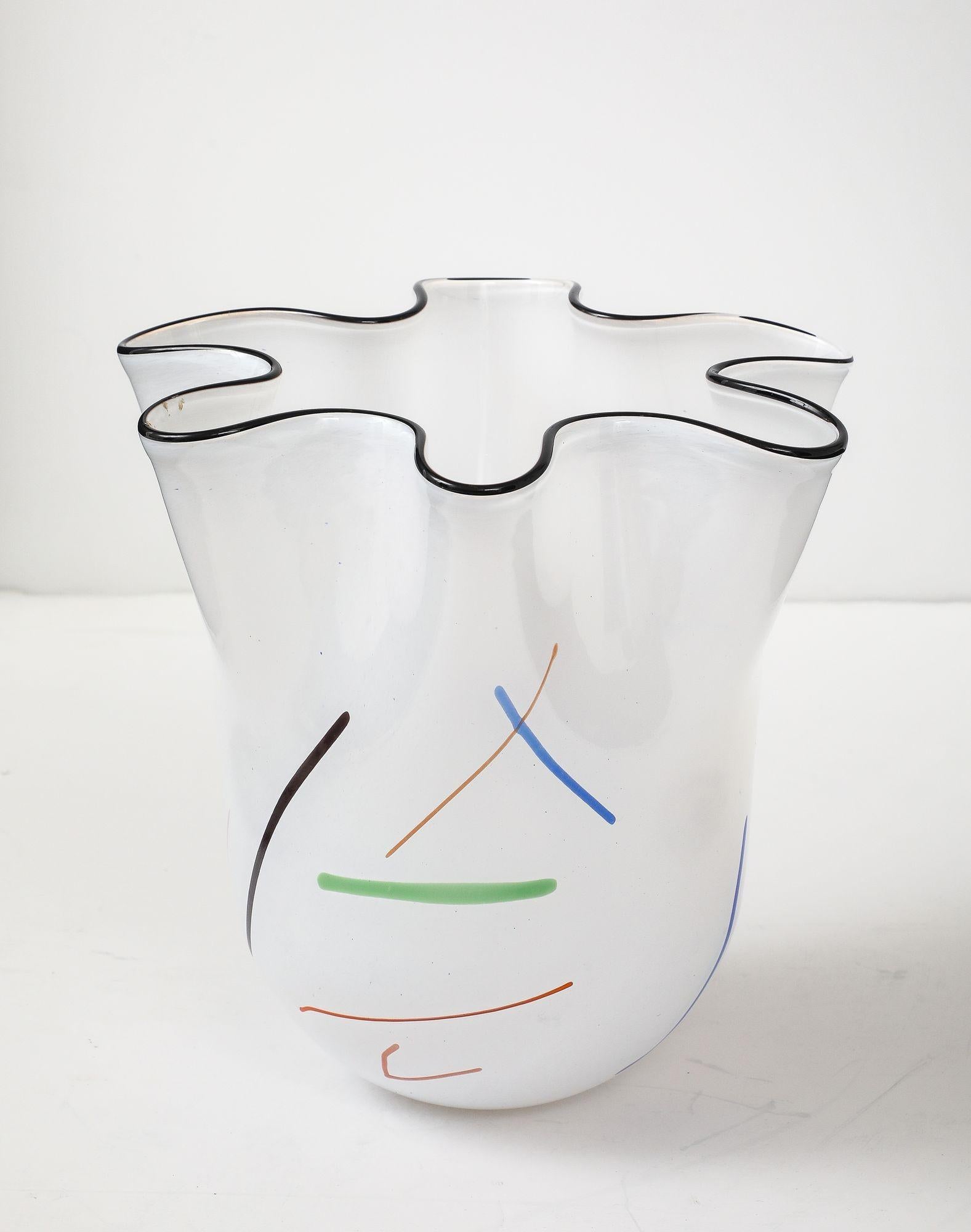 Fin du 20e siècle Grand vase mouchoir blanc soufflé à la main par Ulrica Hydman-Vallien pour Kosta Boda en vente