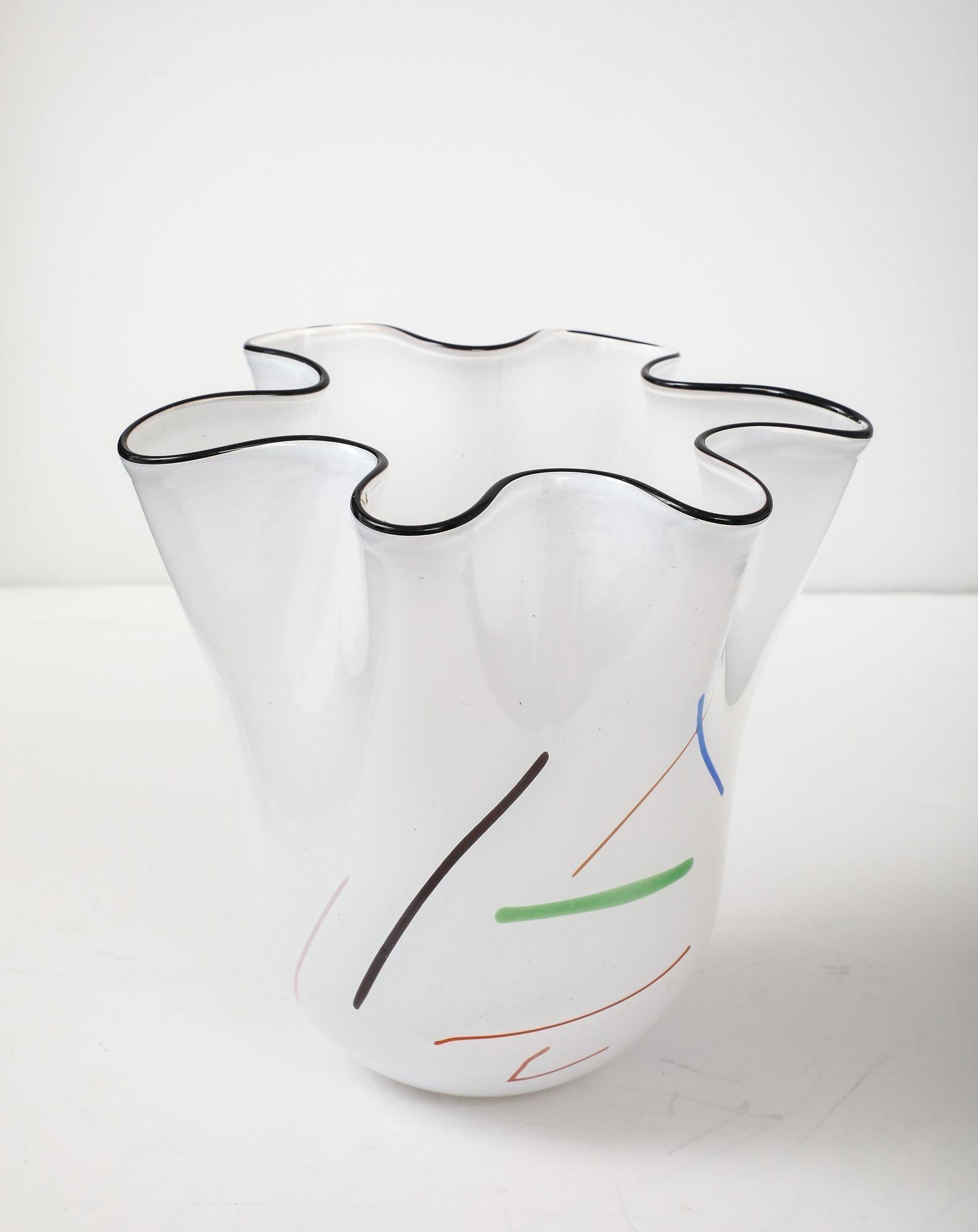Verre brun Grand vase mouchoir blanc soufflé à la main par Ulrica Hydman-Vallien pour Kosta Boda en vente