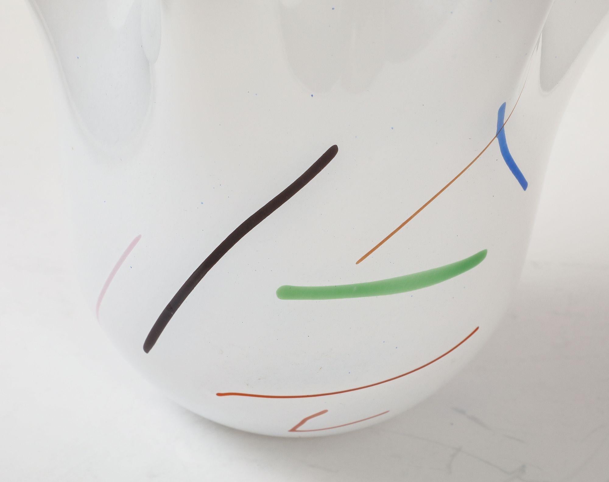 Grand vase mouchoir blanc soufflé à la main par Ulrica Hydman-Vallien pour Kosta Boda en vente 1