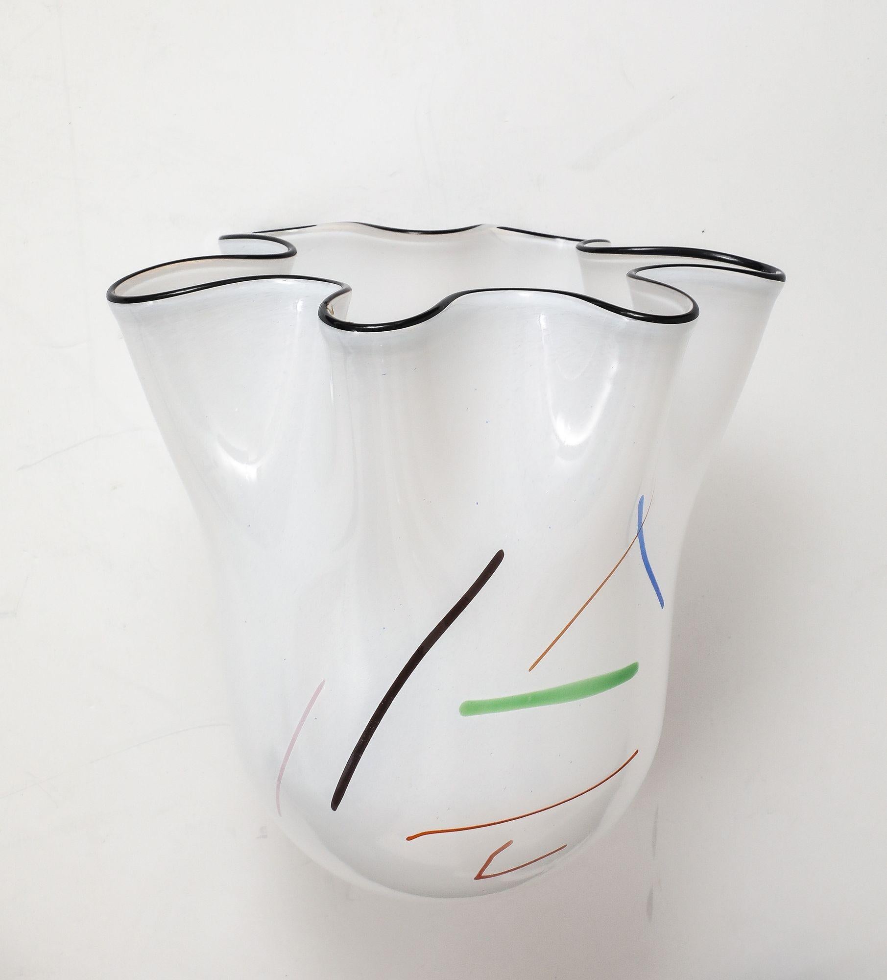 Grand vase mouchoir blanc soufflé à la main par Ulrica Hydman-Vallien pour Kosta Boda en vente 3