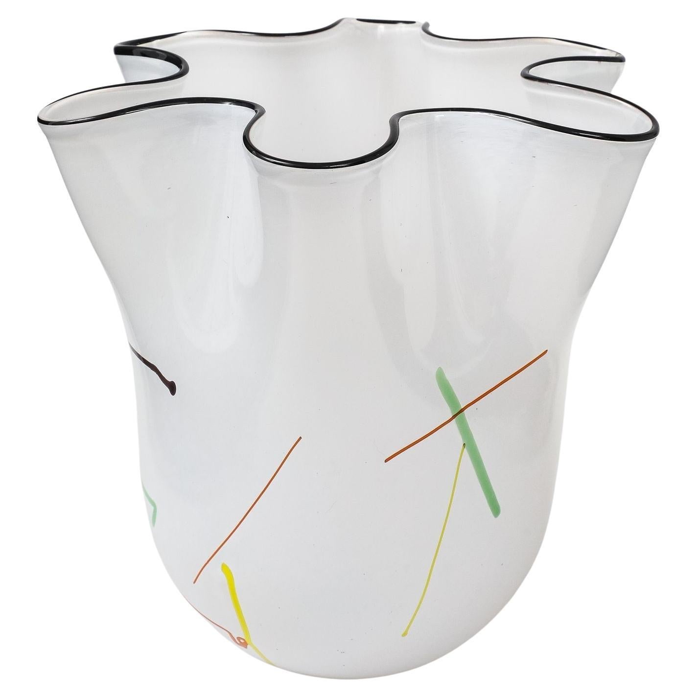 Grand vase mouchoir blanc soufflé à la main par Ulrica Hydman-Vallien pour Kosta Boda en vente