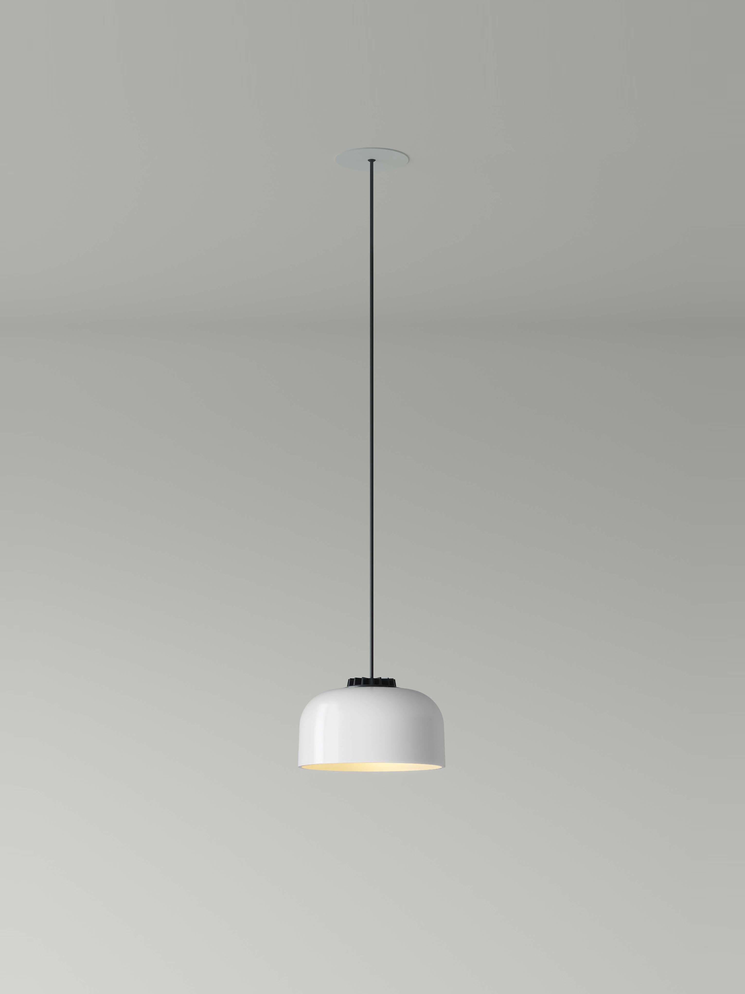 Large white headhat bowl pendant lamp by Santa & Cole
Dimensions: d 20 x h 12 cm
Materials: Metal, ceramic.
Cable lenght: 3mts.
Available in white or black ceramic. Available in 2 cable lengths: 3mts, 8mts.
Available in 2 canopy colors: black
