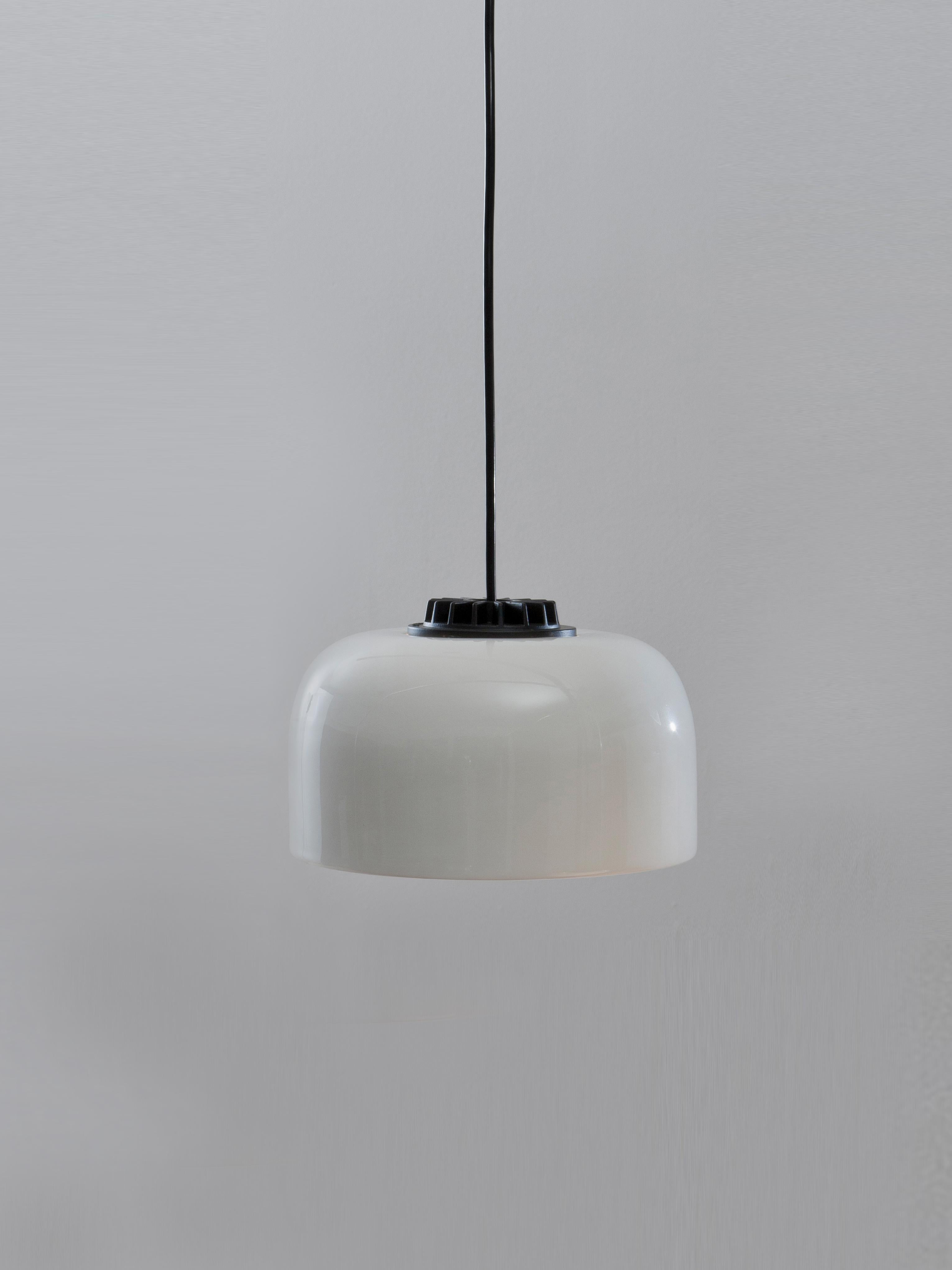 Large White Headhat Bowl Pendant Lamp by Santa & Cole In New Condition For Sale In Geneve, CH