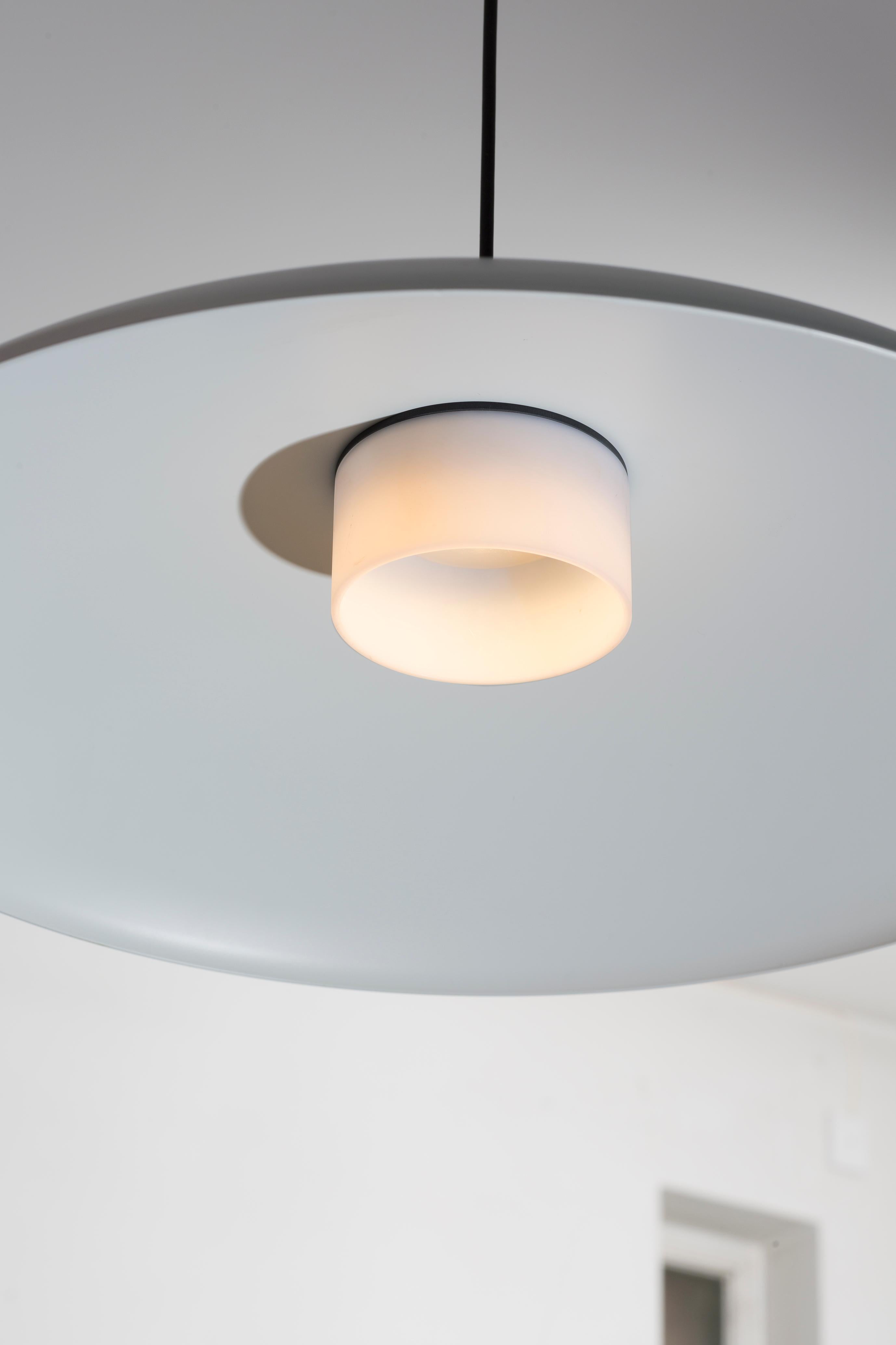 Metallo Lampada a sospensione a forma di cappello bianco grande di Santa & Cole in vendita