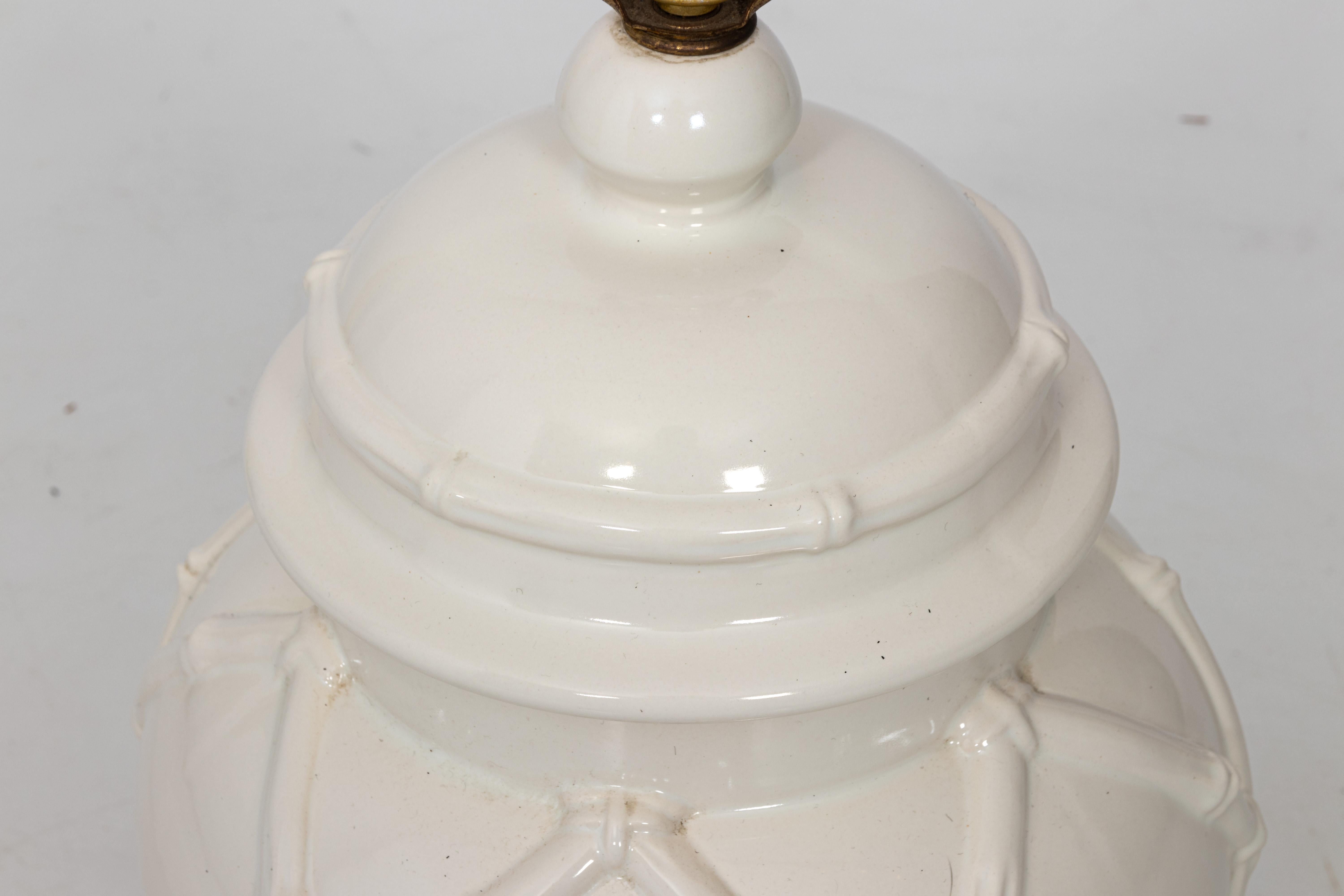 Große weiße Hollywood-Regency-Lampe aus Kunstbambus (Hollywood Regency) im Angebot