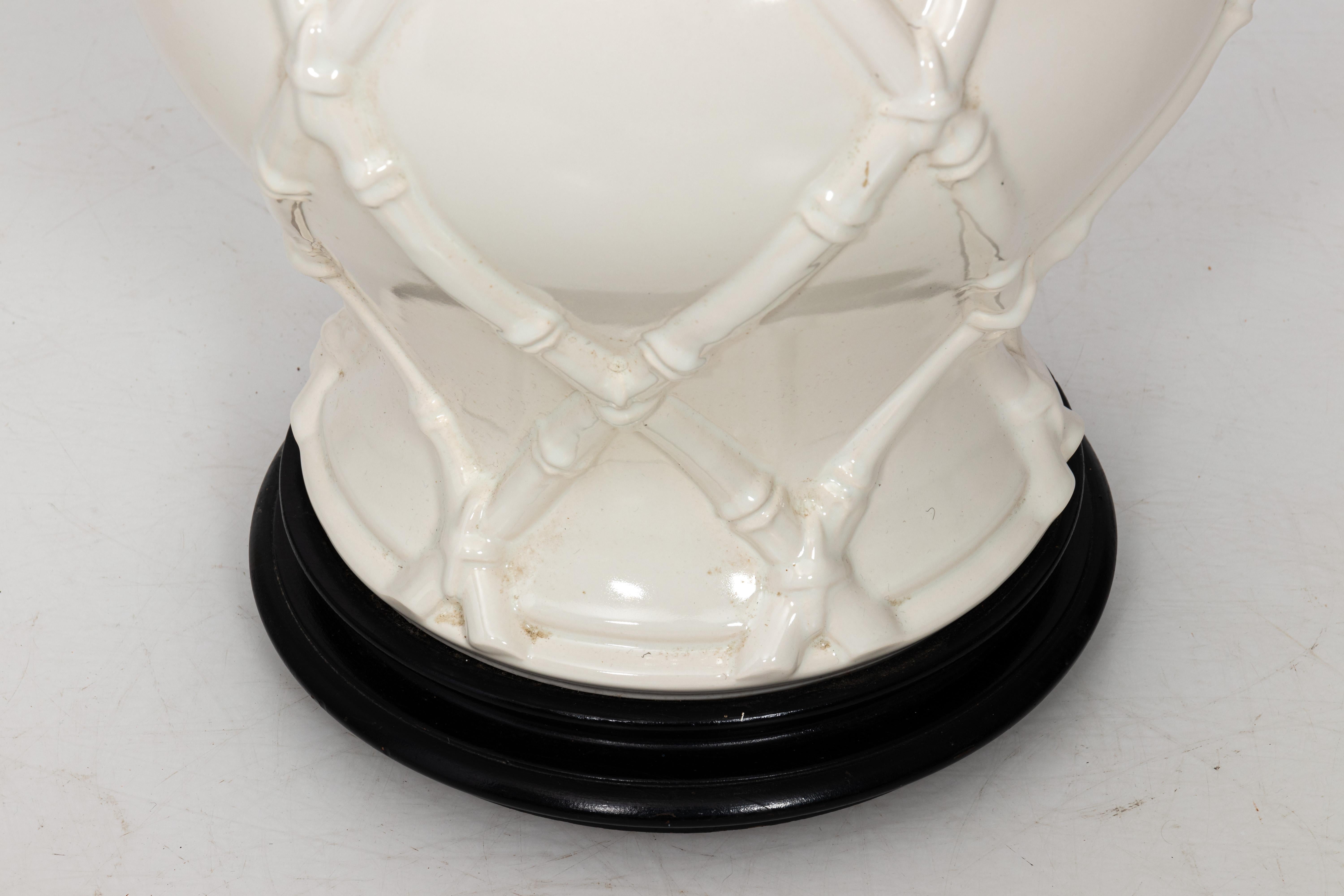 Vernissé Grande lampe blanche Hollywood Regency en faux bambou en vente