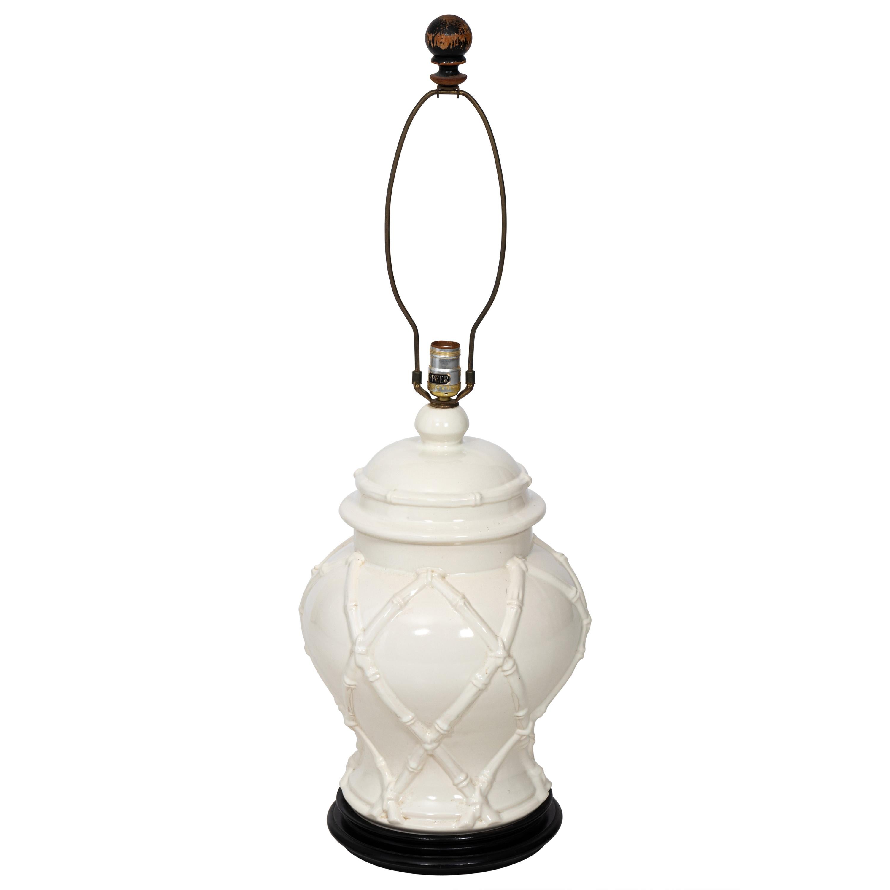 Grande lampe blanche Hollywood Regency en faux bambou